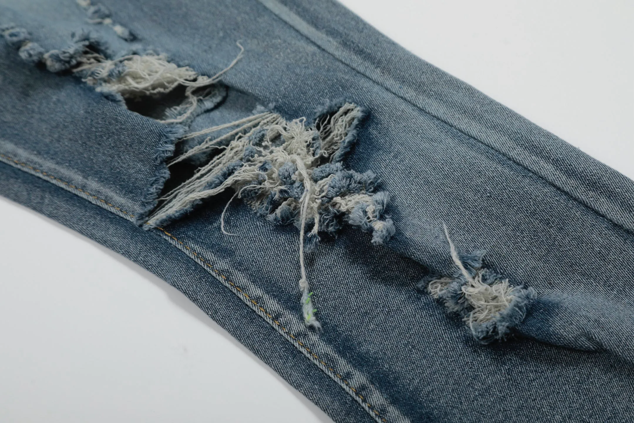 #M50 P168💰 Amiri classic embroidered patched leather ripped letter jeans, slim fit jeans, produced by a major washed factory, full of high-end feel, partially destroyed knee design with patchwork leather design, has been used as a facade design, leather waist nameplate, the focus of this style is not on the washing, but on the destroyed shape and version. The secret lies in the craftsmanship of the master. The cost of post-processing, grinding, cutting, etc. is far beyond the cost of assembly line products. Color: Picture color Size: 30-32-34-36