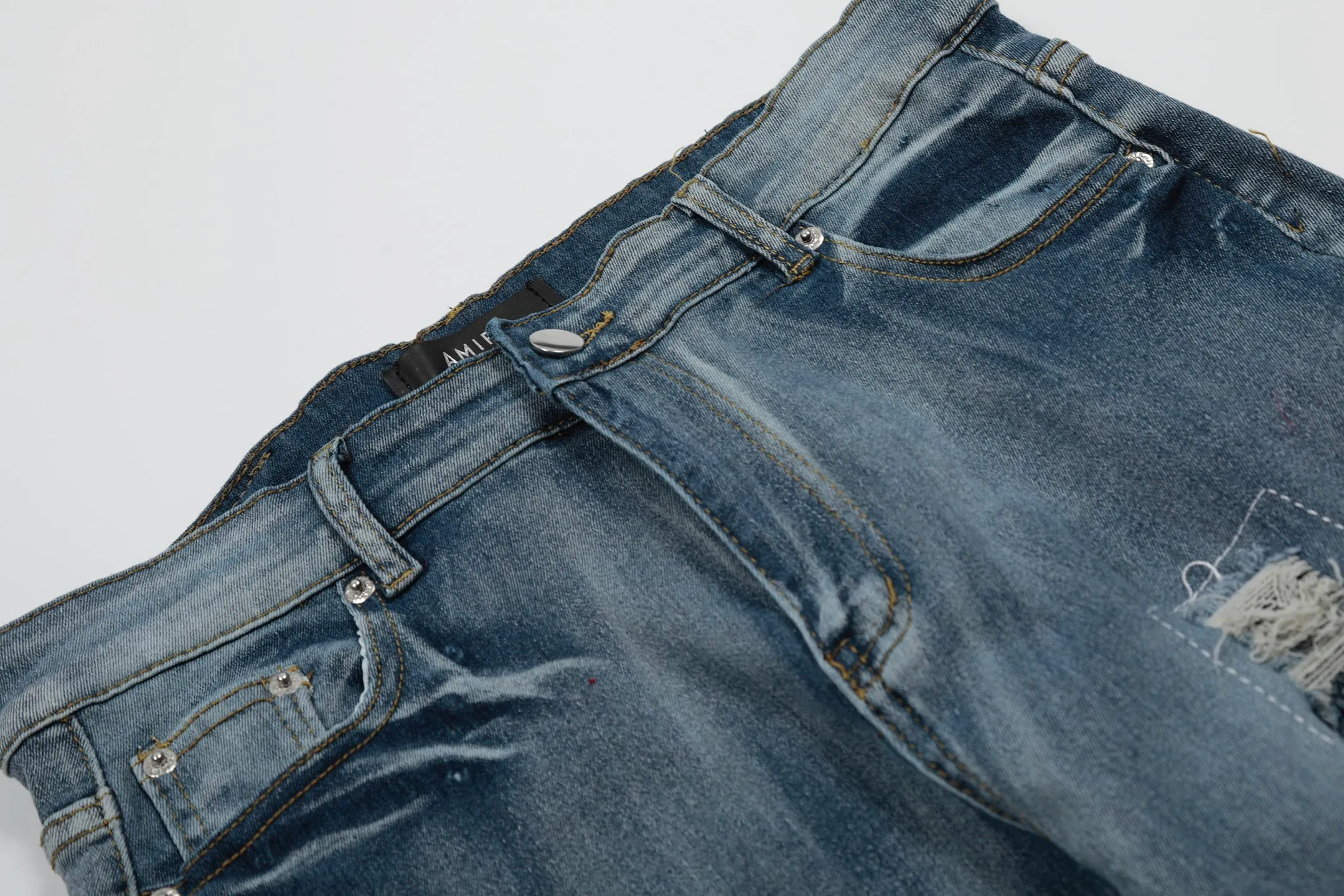 #M50 P168💰 Amiri classic embroidered patched leather ripped letter jeans, slim fit jeans, produced by a major washed factory, full of high-end feel, partially destroyed knee design with patchwork leather design, has been used as a facade design, leather waist nameplate, the focus of this style is not on the washing, but on the destroyed shape and version. The secret lies in the craftsmanship of the master. The cost of post-processing, grinding, cutting, etc. is far beyond the cost of assembly line products. Color: Picture color Size: 30-32-34-36