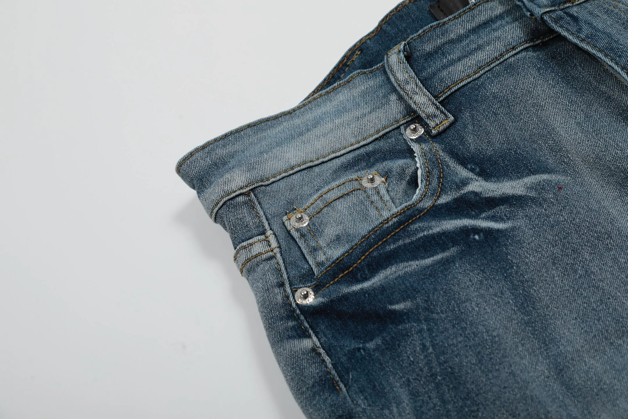 #M50 P168💰 Amiri classic embroidered patched leather ripped letter jeans, slim fit jeans, produced by a major washed factory, full of high-end feel, partially destroyed knee design with patchwork leather design, has been used as a facade design, leather waist nameplate, the focus of this style is not on the washing, but on the destroyed shape and version. The secret lies in the craftsmanship of the master. The cost of post-processing, grinding, cutting, etc. is far beyond the cost of assembly line products. Color: Picture color Size: 30-32-34-36