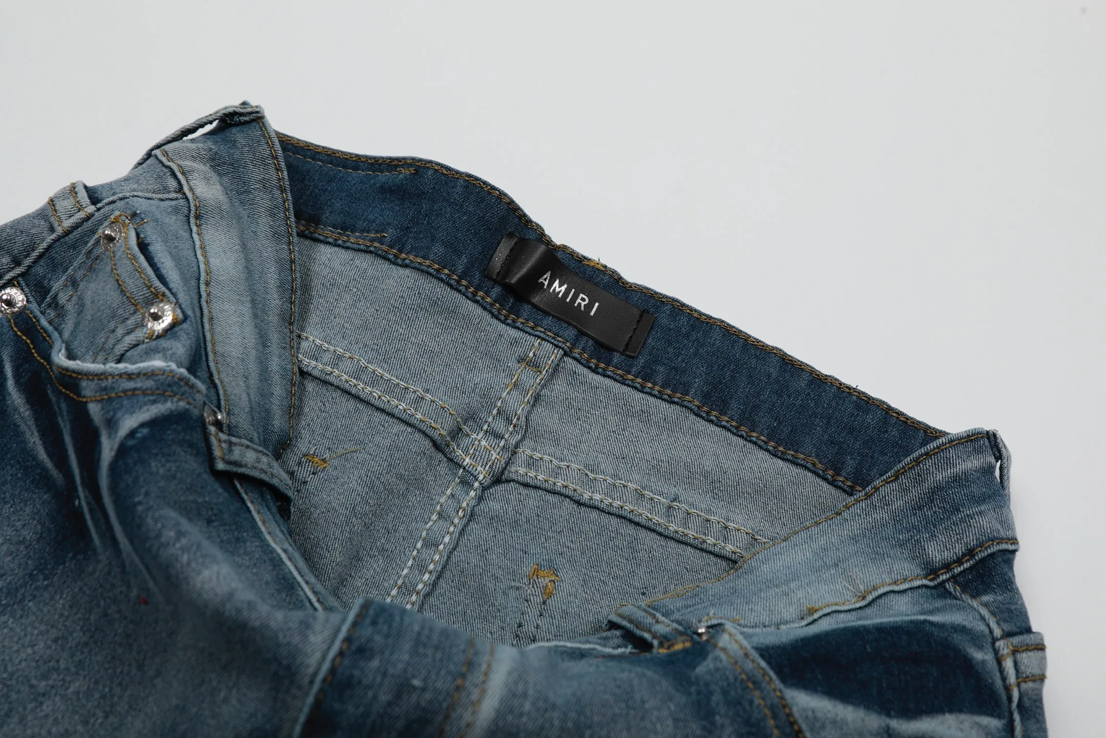 #M50 P168💰 Amiri classic embroidered patched leather ripped letter jeans, slim fit jeans, produced by a major washed factory, full of high-end feel, partially destroyed knee design with patchwork leather design, has been used as a facade design, leather waist nameplate, the focus of this style is not on the washing, but on the destroyed shape and version. The secret lies in the craftsmanship of the master. The cost of post-processing, grinding, cutting, etc. is far beyond the cost of assembly line products. Color: Picture color Size: 30-32-34-36