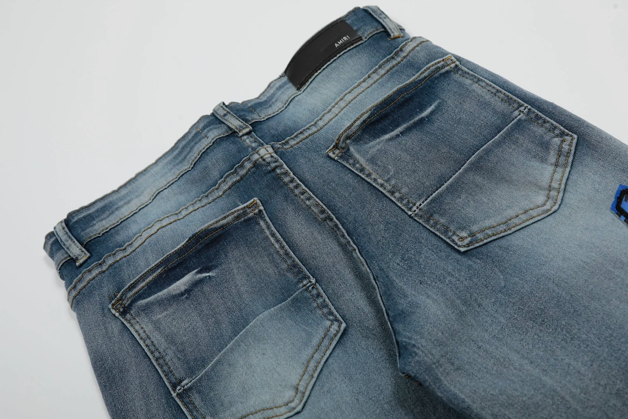 #M50 P168💰 Amiri classic embroidered patched leather ripped letter jeans, slim fit jeans, produced by a major washed factory, full of high-end feel, partially destroyed knee design with patchwork leather design, has been used as a facade design, leather waist nameplate, the focus of this style is not on the washing, but on the destroyed shape and version. The secret lies in the craftsmanship of the master. The cost of post-processing, grinding, cutting, etc. is far beyond the cost of assembly line products. Color: Picture color Size: 30-32-34-36