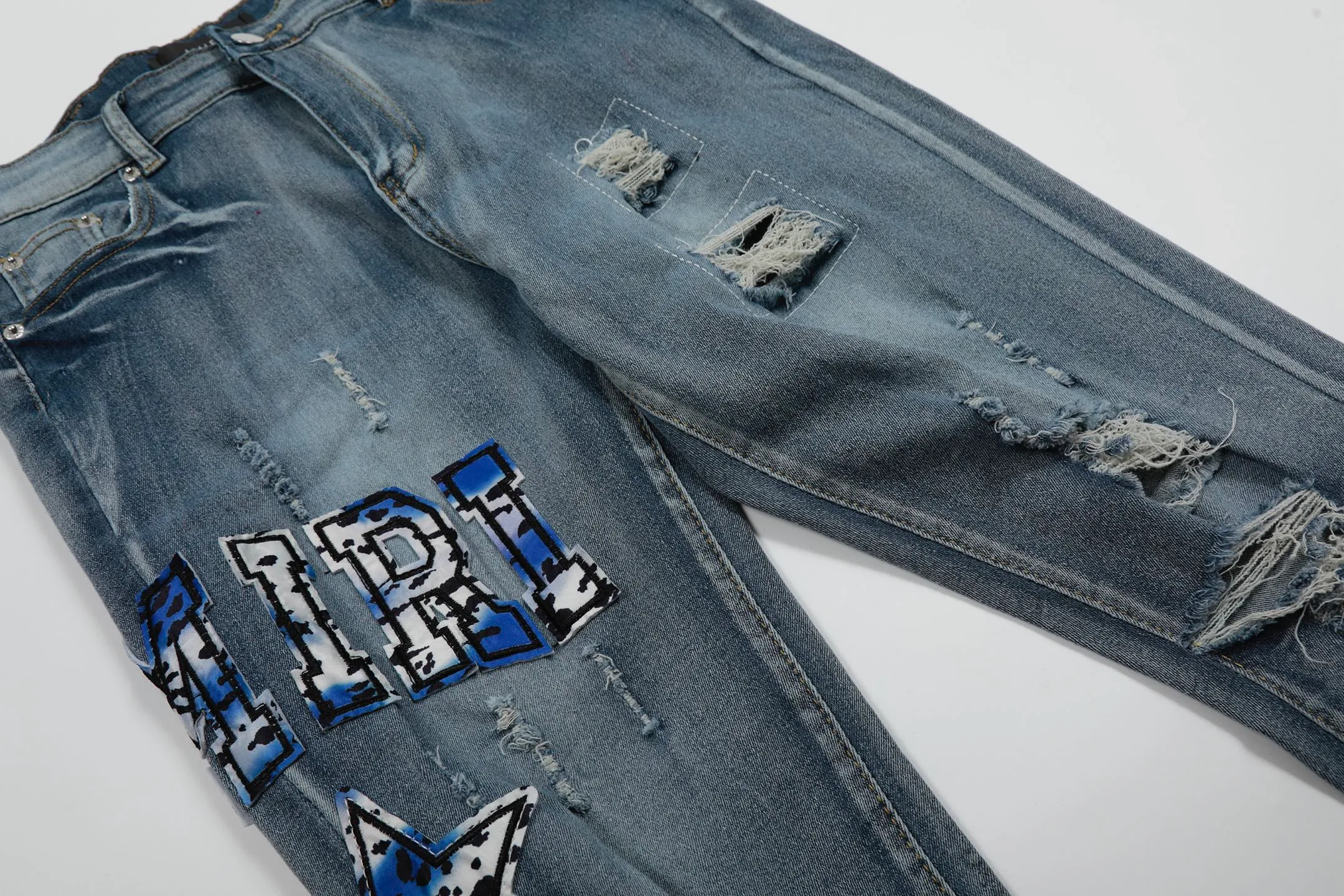 #M50 P168💰 Amiri classic embroidered patched leather ripped letter jeans, slim fit jeans, produced by a major washed factory, full of high-end feel, partially destroyed knee design with patchwork leather design, has been used as a facade design, leather waist nameplate, the focus of this style is not on the washing, but on the destroyed shape and version. The secret lies in the craftsmanship of the master. The cost of post-processing, grinding, cutting, etc. is far beyond the cost of assembly line products. Color: Picture color Size: 30-32-34-36