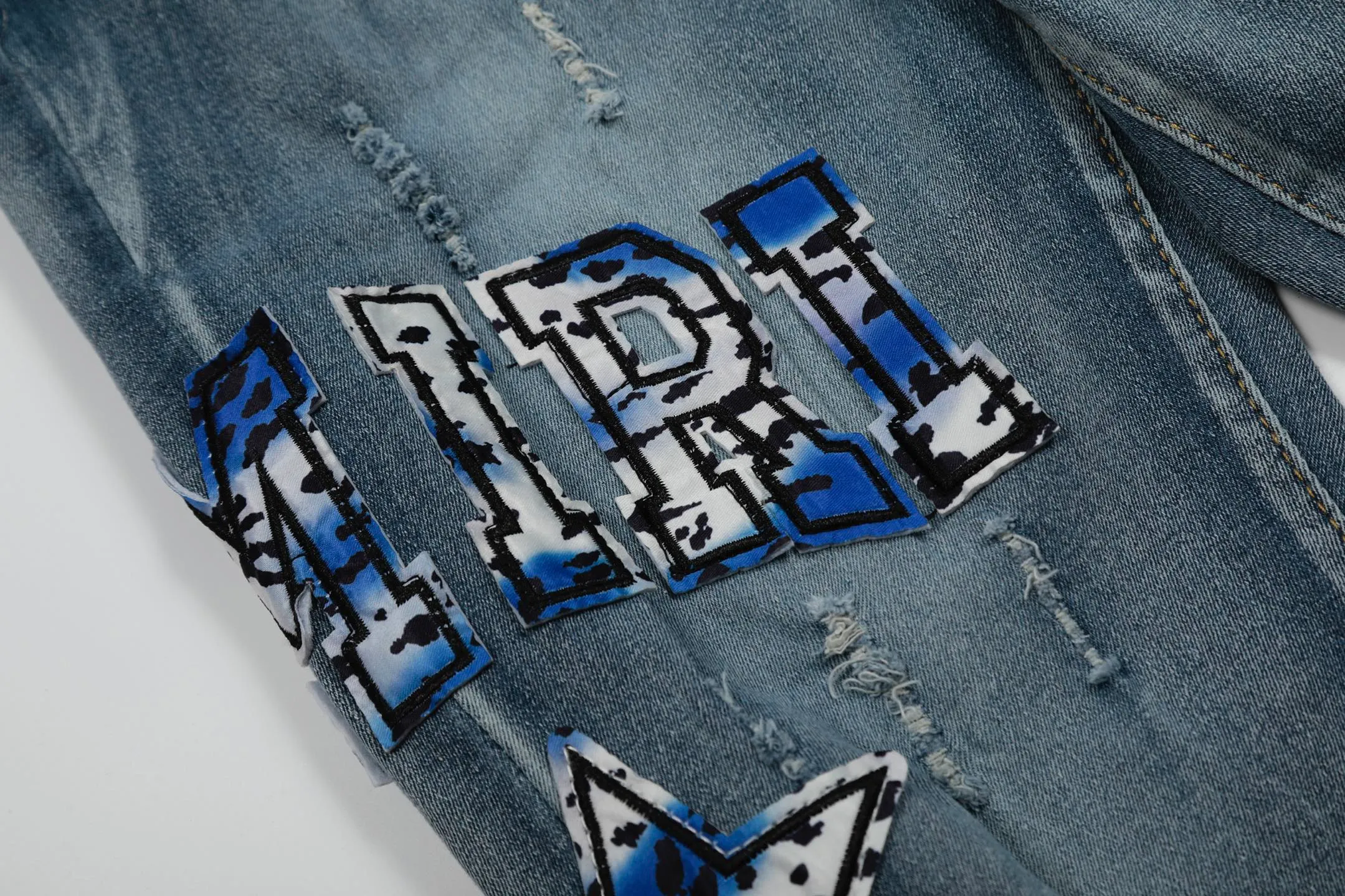 #M50 P168💰 Amiri classic embroidered patched leather ripped letter jeans, slim fit jeans, produced by a major washed factory, full of high-end feel, partially destroyed knee design with patchwork leather design, has been used as a facade design, leather waist nameplate, the focus of this style is not on the washing, but on the destroyed shape and version. The secret lies in the craftsmanship of the master. The cost of post-processing, grinding, cutting, etc. is far beyond the cost of assembly line products. Color: Picture color Size: 30-32-34-36