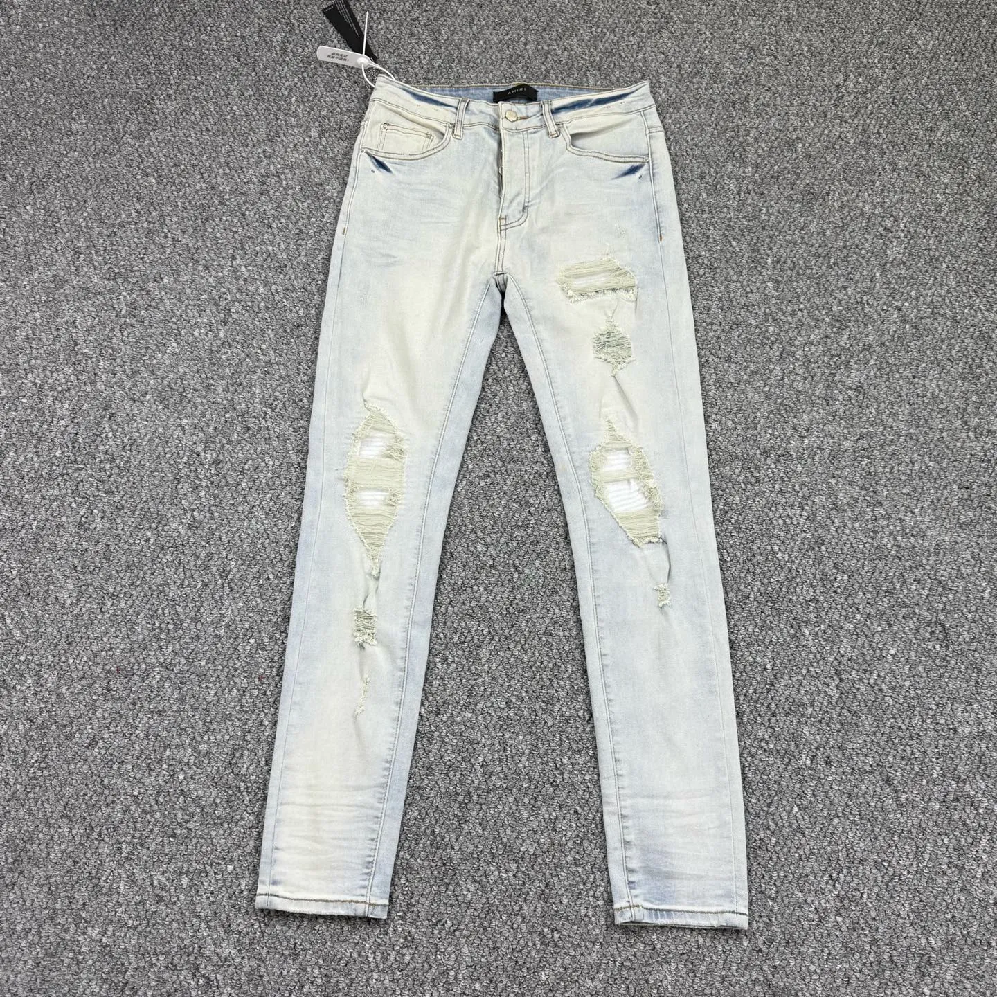 P260 Style number: H58 AMIRI & AMIRI new jeans with linhchuan embroidered logo, washed holes pattern, denim shorts, stretch denim trousers, same style for men and women. Accessories: Complete accessories, all in original packaging, two hang tags to distinguish the low-end version. The hardware is standard to the authentic original version with logo aluminum alloy buckle, and every detail is superior to any version on the market. Fabric: Genuine pattern-making and standard genuine custom-made imported fabrics using unique washing and dyeing methods, and individually hand-painted - hand-painted ripped micro-elastic jeans Color: blue white leather Size: 30 32 34 36