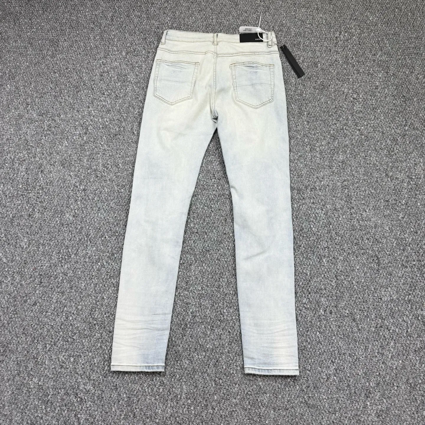 P260 Style number: H58 AMIRI & AMIRI new jeans with linhchuan embroidered logo, washed holes pattern, denim shorts, stretch denim trousers, same style for men and women. Accessories: Complete accessories, all in original packaging, two hang tags to distinguish the low-end version. The hardware is standard to the authentic original version with logo aluminum alloy buckle, and every detail is superior to any version on the market. Fabric: Genuine pattern-making and standard genuine custom-made imported fabrics using unique washing and dyeing methods, and individually hand-painted - hand-painted ripped micro-elastic jeans Color: blue white leather Size: 30 32 34 36
