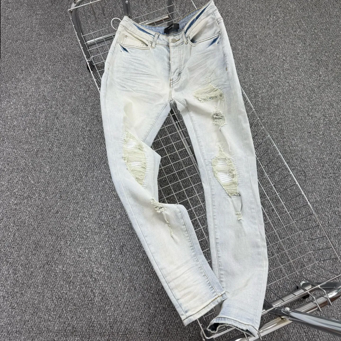 P260 Style number: H58 AMIRI & AMIRI new jeans with linhchuan embroidered logo, washed holes pattern, denim shorts, stretch denim trousers, same style for men and women. Accessories: Complete accessories, all in original packaging, two hang tags to distinguish the low-end version. The hardware is standard to the authentic original version with logo aluminum alloy buckle, and every detail is superior to any version on the market. Fabric: Genuine pattern-making and standard genuine custom-made imported fabrics using unique washing and dyeing methods, and individually hand-painted - hand-painted ripped micro-elastic jeans Color: blue white leather Size: 30 32 34 36
