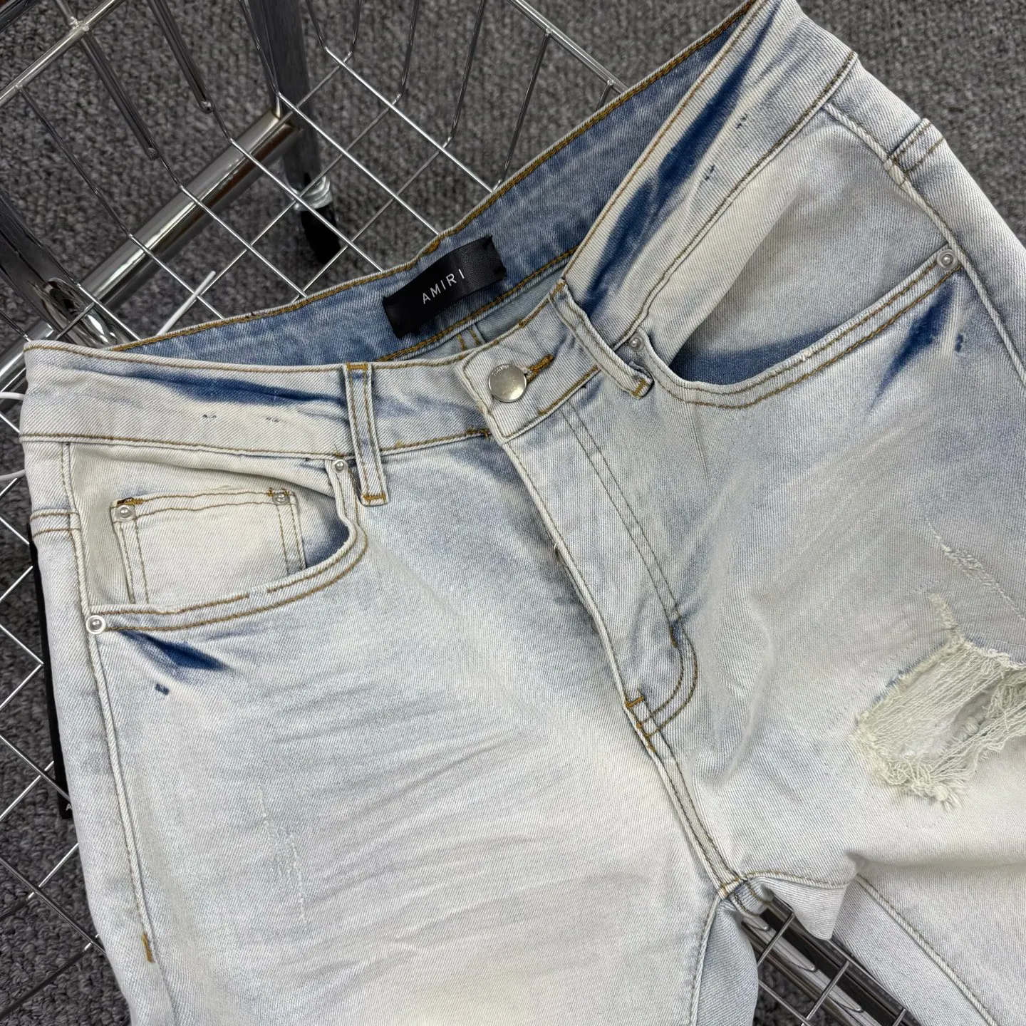 P260 Style number: H58 AMIRI & AMIRI new jeans with linhchuan embroidered logo, washed holes pattern, denim shorts, stretch denim trousers, same style for men and women. Accessories: Complete accessories, all in original packaging, two hang tags to distinguish the low-end version. The hardware is standard to the authentic original version with logo aluminum alloy buckle, and every detail is superior to any version on the market. Fabric: Genuine pattern-making and standard genuine custom-made imported fabrics using unique washing and dyeing methods, and individually hand-painted - hand-painted ripped micro-elastic jeans Color: blue white leather Size: 30 32 34 36
