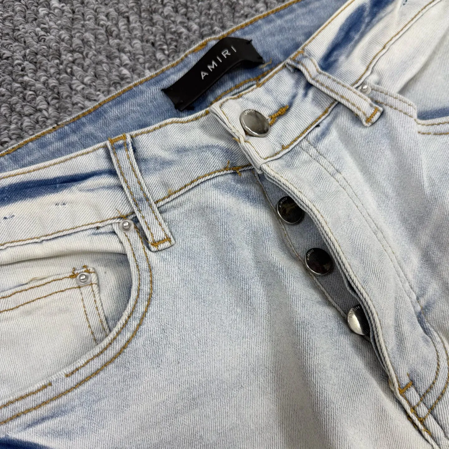 P260 Style number: H58 AMIRI & AMIRI new jeans with linhchuan embroidered logo, washed holes pattern, denim shorts, stretch denim trousers, same style for men and women. Accessories: Complete accessories, all in original packaging, two hang tags to distinguish the low-end version. The hardware is standard to the authentic original version with logo aluminum alloy buckle, and every detail is superior to any version on the market. Fabric: Genuine pattern-making and standard genuine custom-made imported fabrics using unique washing and dyeing methods, and individually hand-painted - hand-painted ripped micro-elastic jeans Color: blue white leather Size: 30 32 34 36