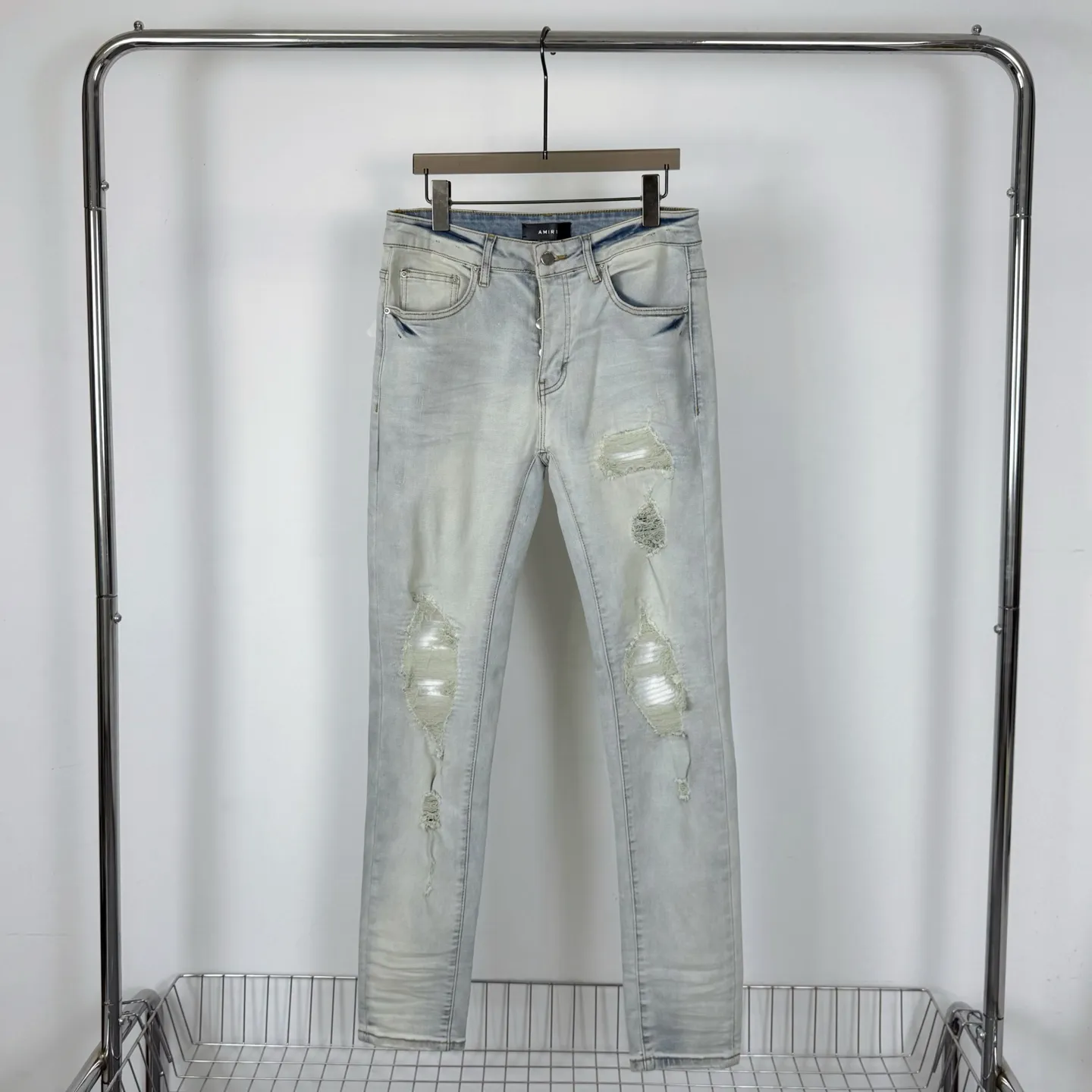 P260 Style number: H58 AMIRI & AMIRI new jeans with linhchuan embroidered logo, washed holes pattern, denim shorts, stretch denim trousers, same style for men and women. Accessories: Complete accessories, all in original packaging, two hang tags to distinguish the low-end version. The hardware is standard to the authentic original version with logo aluminum alloy buckle, and every detail is superior to any version on the market. Fabric: Genuine pattern-making and standard genuine custom-made imported fabrics using unique washing and dyeing methods, and individually hand-painted - hand-painted ripped micro-elastic jeans Color: blue white leather Size: 30 32 34 36