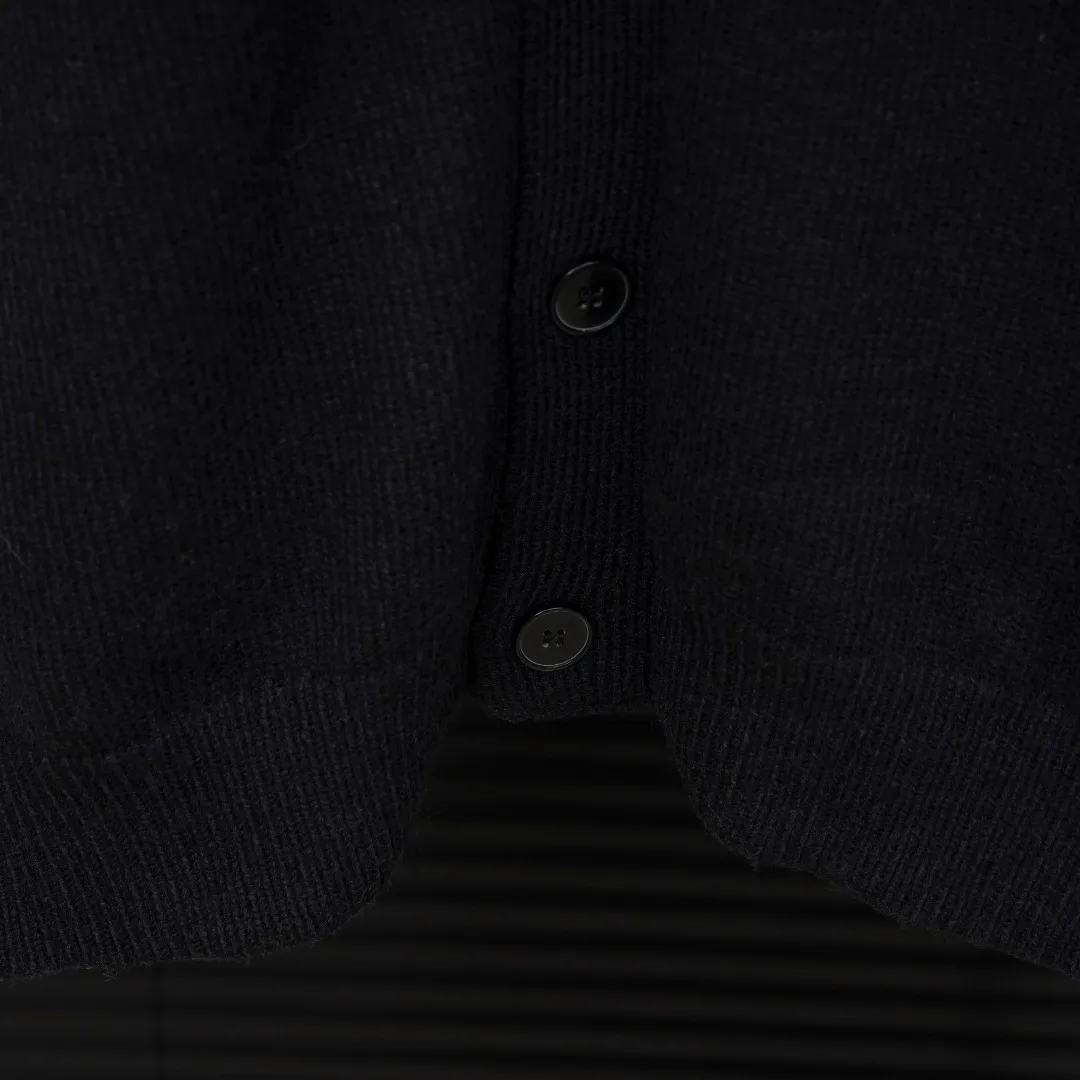 P360 Style: AMIRI Emile bone splicing long-sleeved knitted cardigan jacket Size: S-XXL Fabric: Wool blend Accessories: Full set of customized original accessories No gender distinction, same style for men and women