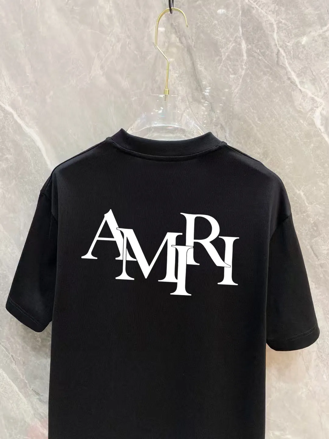 P150 AMIRI 2025 spring and summer new style debut counter, the latest short-sleeved round neck T-shirt, high-end custom design, avant-garde and fashionable! The brand logo is designed with heavy craftsmanship printing, 250 grams of Xinjiang long-staple cotton fabric, comfortable to wear. Counter-level exquisite stitching. Fine workmanship. The upper body effect is incomparably handsome! A must-have item for a stylish man! Color: Black White Size: S-2XL (sub-size) Slightly wide version Size: S M L Due to manual measurement, there is a deviation of about 1-3CM in the size, please forgive me.