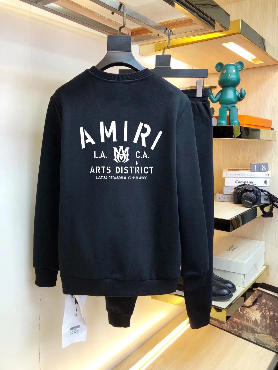 P360 AMIRI] (Gospel for Fatty) Hot-selling suit is coming. Focus on the original version of the official website. 2025 new hot-selling sweatshirt suit. The original order is the best product. It is the meticulous work of top designers. It has a fitting and perfect upper body effect. All-natural high-quality Roman cotton 100%, close-fitting comfort, noble and elegant! Original hardware embodies elegance and nobility! Counter size: M-5XL (maximum wear up to 220 pounds)
