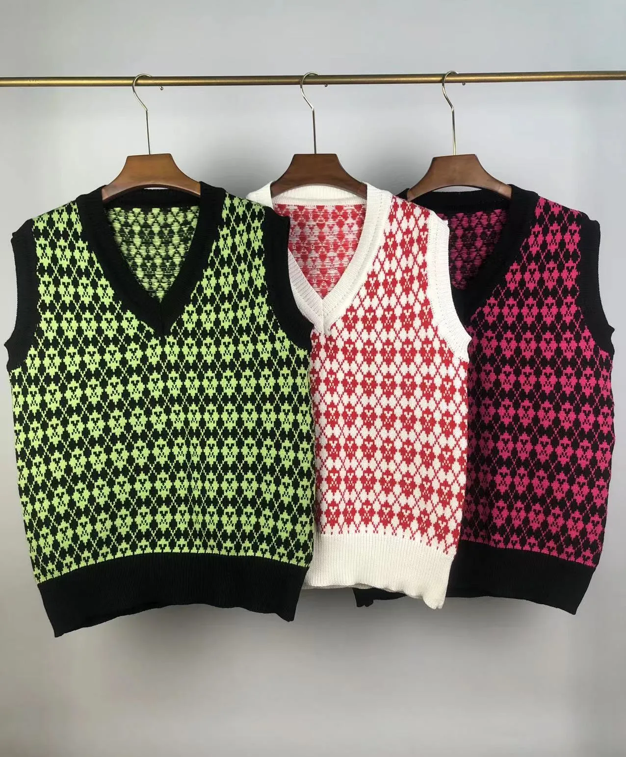 P190 🎉ami new diamond intarsia V-neck autumn and winter vest sweater, color: fluorescent green, white, rose red Size: S M L XL XXL