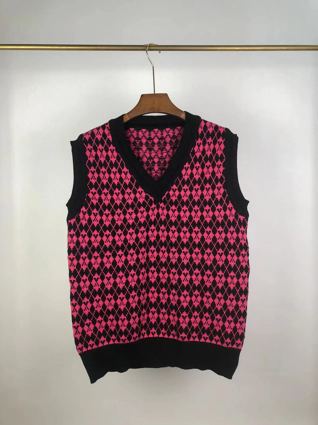 P190 🎉ami new diamond intarsia V-neck autumn and winter vest sweater, color: fluorescent green, white, rose red Size: S M L XL XXL