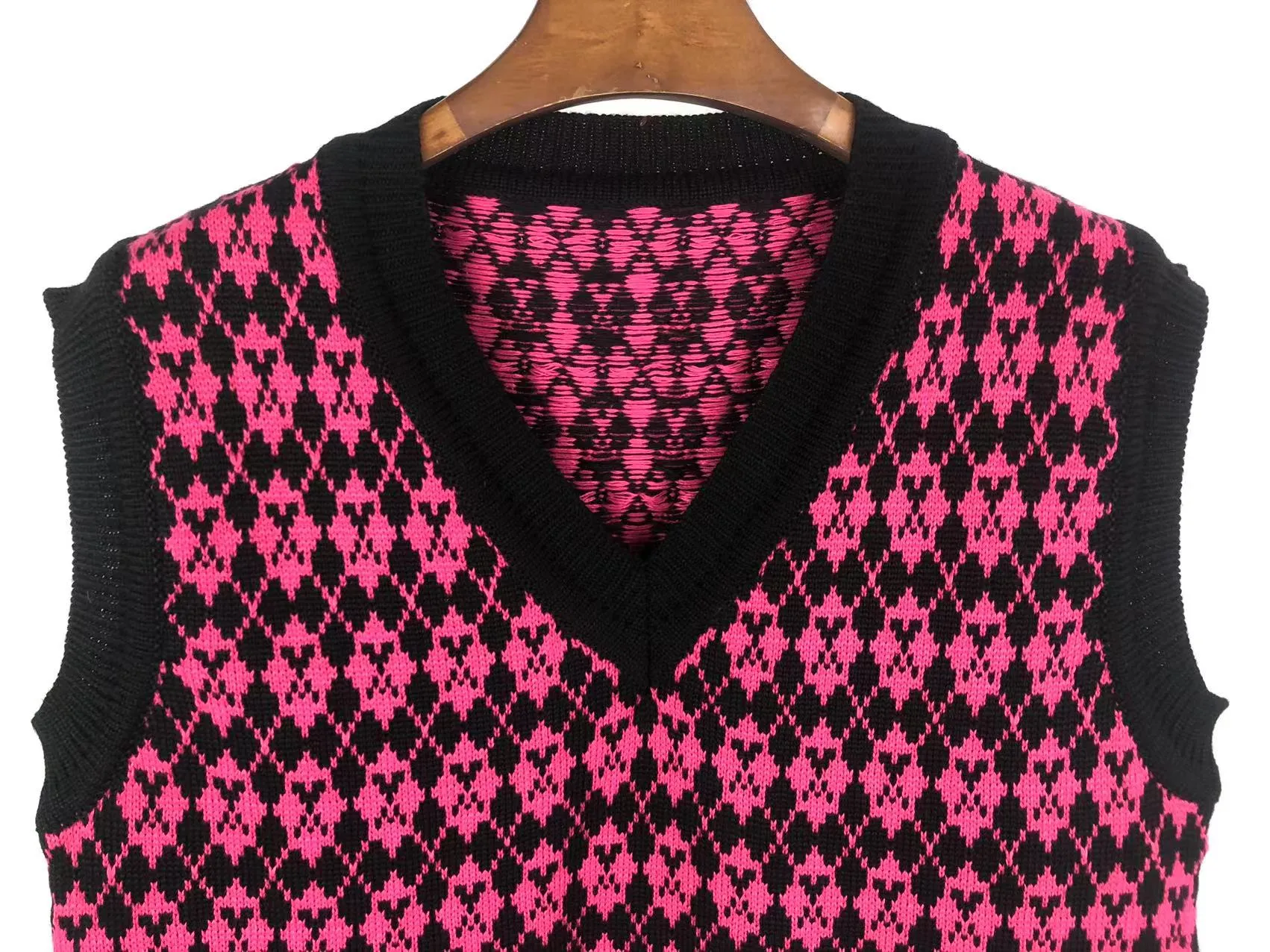 P190 🎉ami new diamond intarsia V-neck autumn and winter vest sweater, color: fluorescent green, white, rose red Size: S M L XL XXL