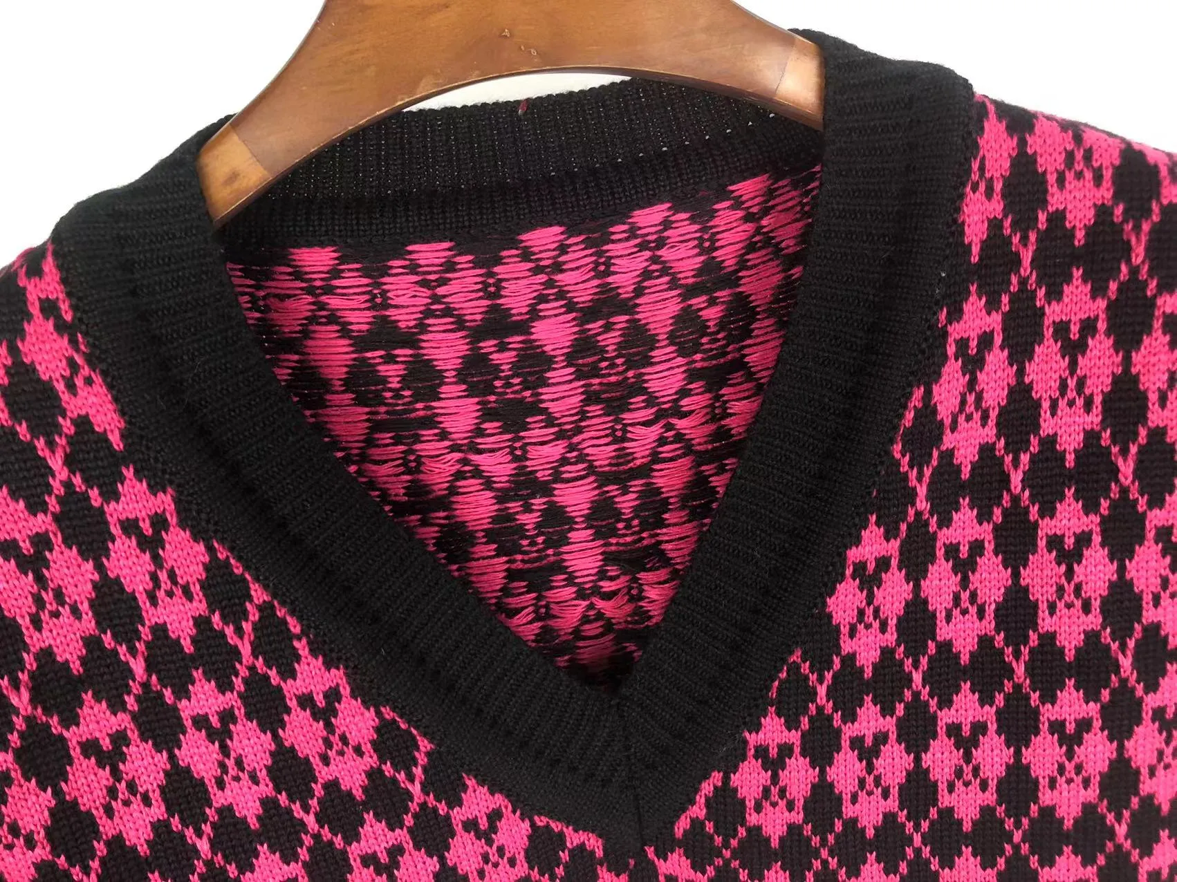 P190 🎉ami new diamond intarsia V-neck autumn and winter vest sweater, color: fluorescent green, white, rose red Size: S M L XL XXL