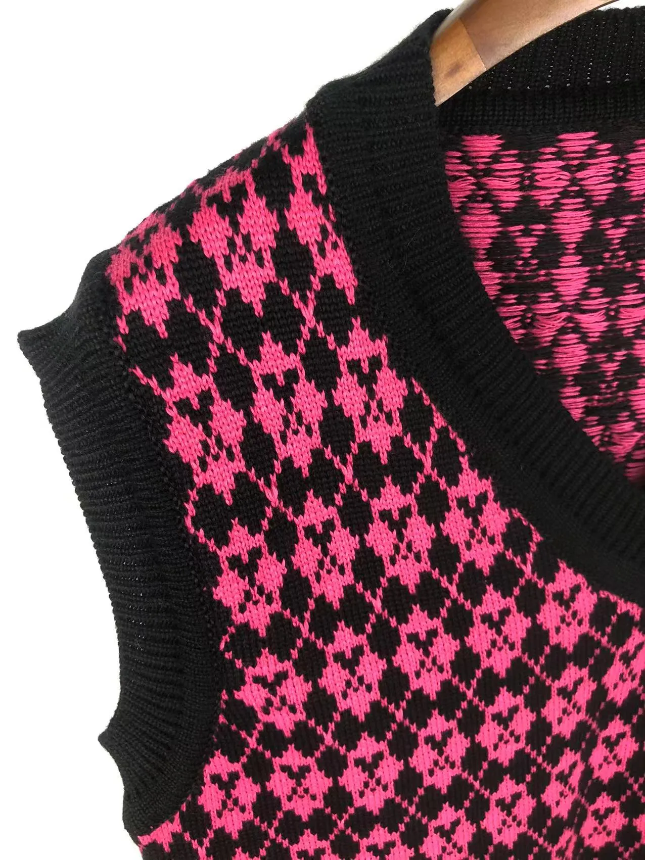 P190 🎉ami new diamond intarsia V-neck autumn and winter vest sweater, color: fluorescent green, white, rose red Size: S M L XL XXL