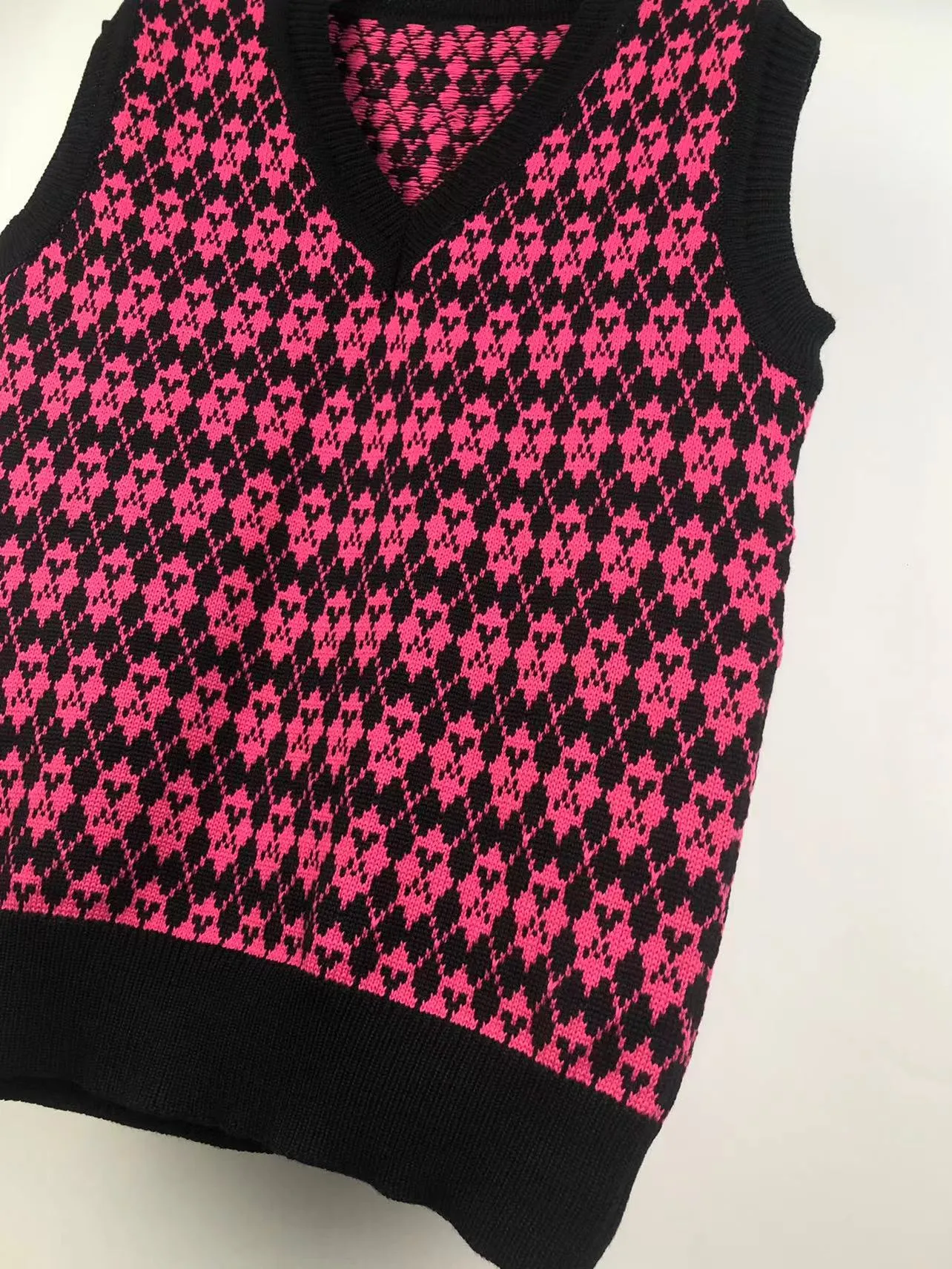 P190 🎉ami new diamond intarsia V-neck autumn and winter vest sweater, color: fluorescent green, white, rose red Size: S M L XL XXL