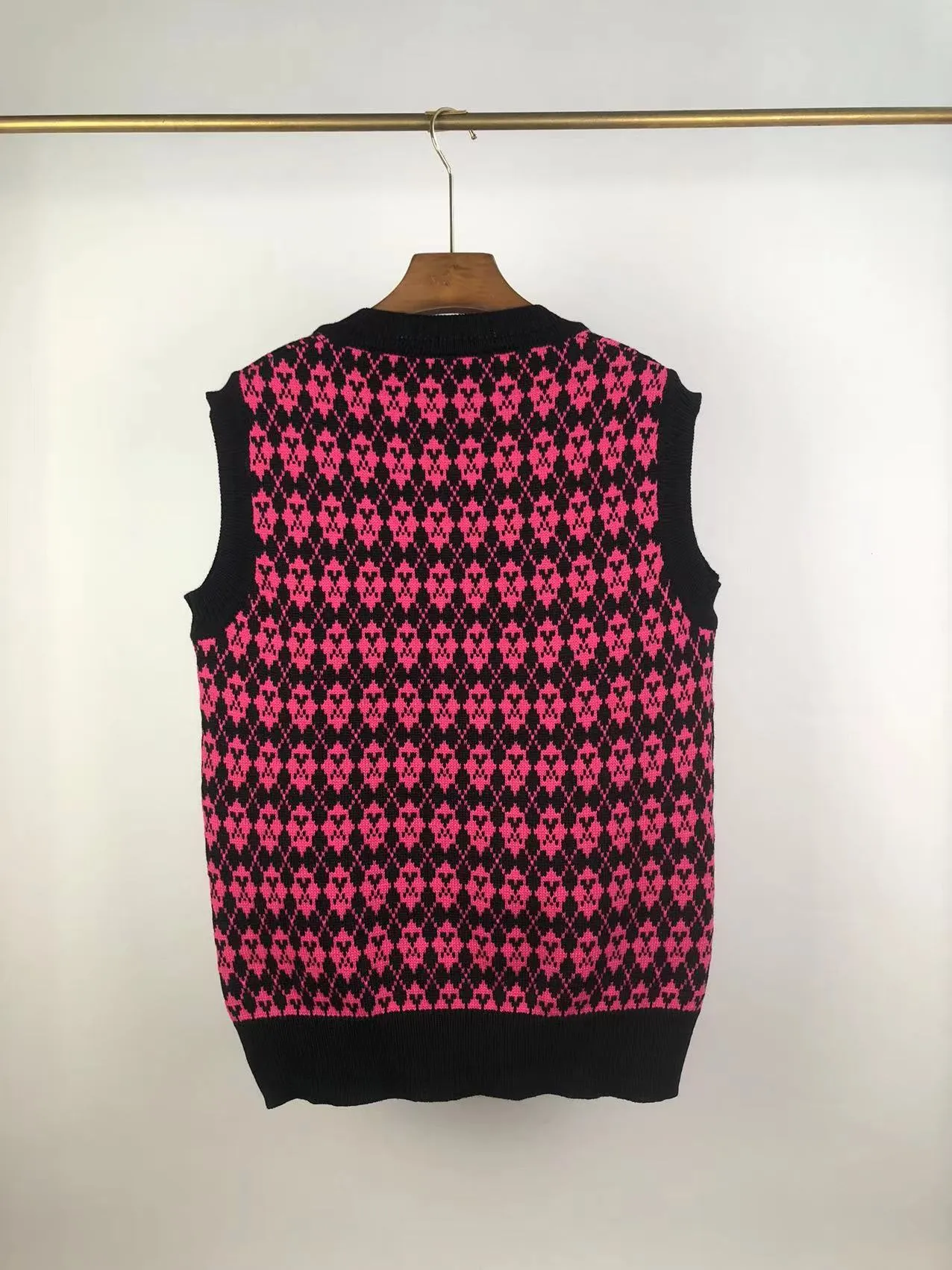 P190 🎉ami new diamond intarsia V-neck autumn and winter vest sweater, color: fluorescent green, white, rose red Size: S M L XL XXL