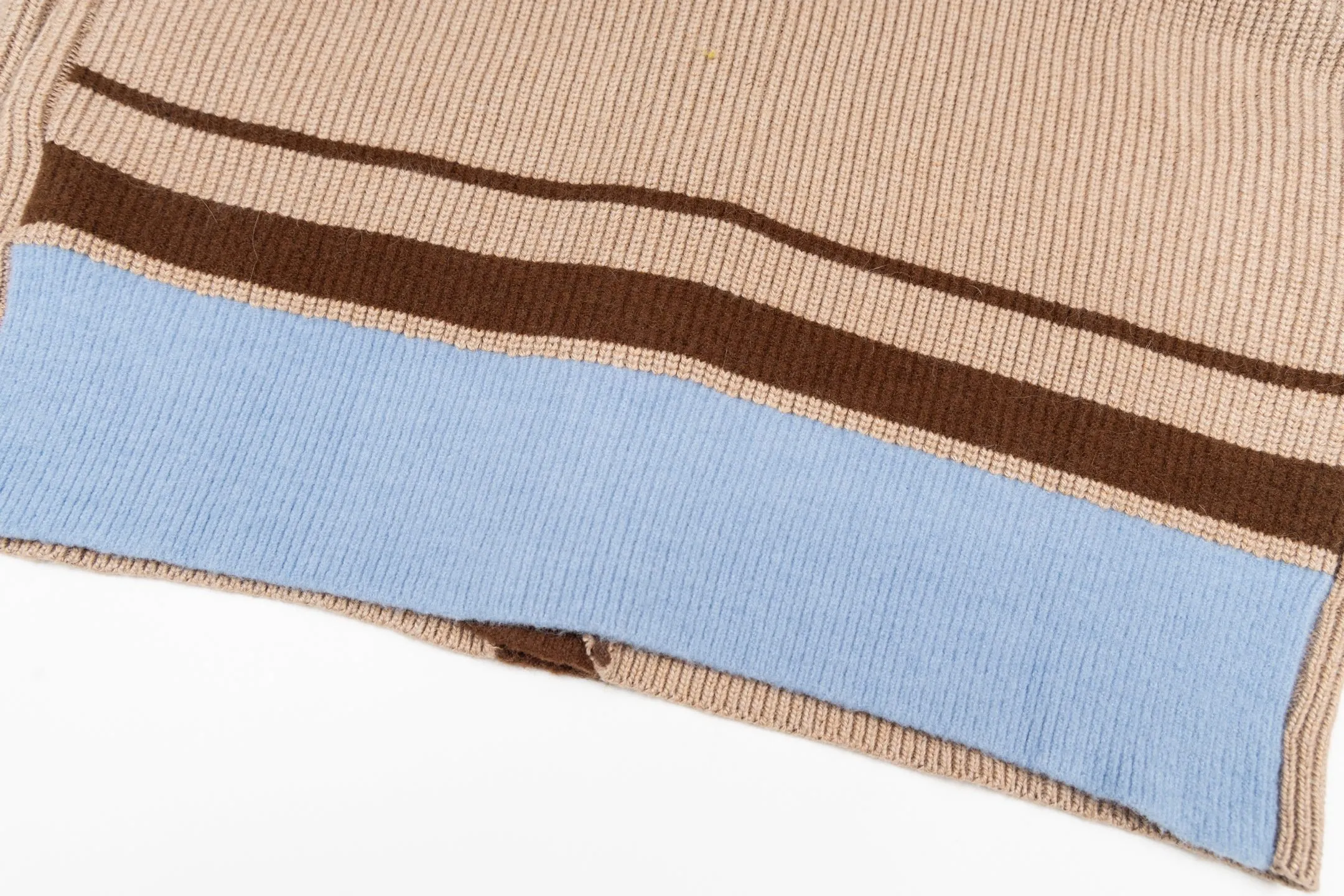 🅿️620 [Exclusive supply] Ami Love Towel Embroidered Contrast Color V-neck Knitted Cardigan (Camel) The original version was purchased for 2,966 and developed. The fabric is made of alpaca wool to maintain a stable shape. The stitching is even and firm, and the details are meticulously handled, reflecting the brand's strict control over quality. The overall design is simple and elegant, suitable for various occasions. Whether it is business or leisure, it can show an elegant and decent style. The overall wiring is straight and delicate, the fabric is comfortable and soft, and the color is consistent without color difference. It can be matched with the same style to create a fashionable look, and can be used in various occasions. Customized accessories, complete with three standards, the same style for men and women. Size:S-M-L-XL
