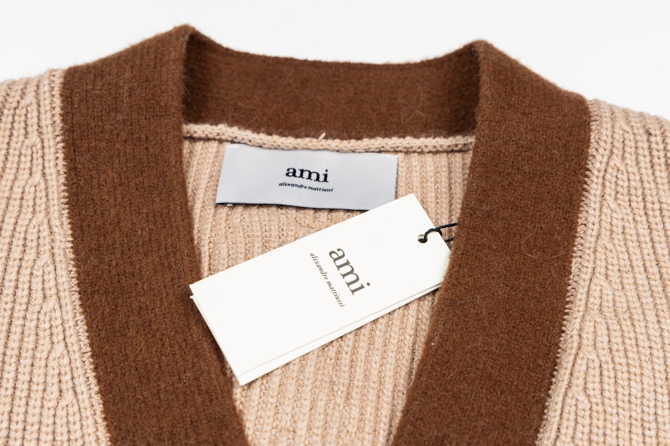 🅿️620 [Exclusive supply] Ami Love Towel Embroidered Contrast Color V-neck Knitted Cardigan (Camel) The original version was purchased for 2,966 and developed. The fabric is made of alpaca wool to maintain a stable shape. The stitching is even and firm, and the details are meticulously handled, reflecting the brand's strict control over quality. The overall design is simple and elegant, suitable for various occasions. Whether it is business or leisure, it can show an elegant and decent style. The overall wiring is straight and delicate, the fabric is comfortable and soft, and the color is consistent without color difference. It can be matched with the same style to create a fashionable look, and can be used in various occasions. Customized accessories, complete with three standards, the same style for men and women. Size:S-M-L-XL