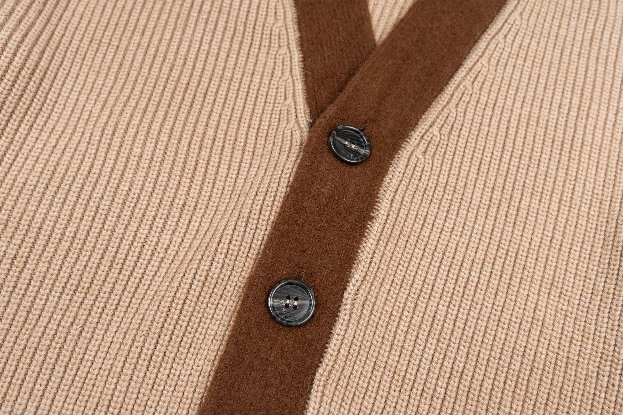 🅿️620 [Exclusive supply] Ami Love Towel Embroidered Contrast Color V-neck Knitted Cardigan (Camel) The original version was purchased for 2,966 and developed. The fabric is made of alpaca wool to maintain a stable shape. The stitching is even and firm, and the details are meticulously handled, reflecting the brand's strict control over quality. The overall design is simple and elegant, suitable for various occasions. Whether it is business or leisure, it can show an elegant and decent style. The overall wiring is straight and delicate, the fabric is comfortable and soft, and the color is consistent without color difference. It can be matched with the same style to create a fashionable look, and can be used in various occasions. Customized accessories, complete with three standards, the same style for men and women. Size:S-M-L-XL