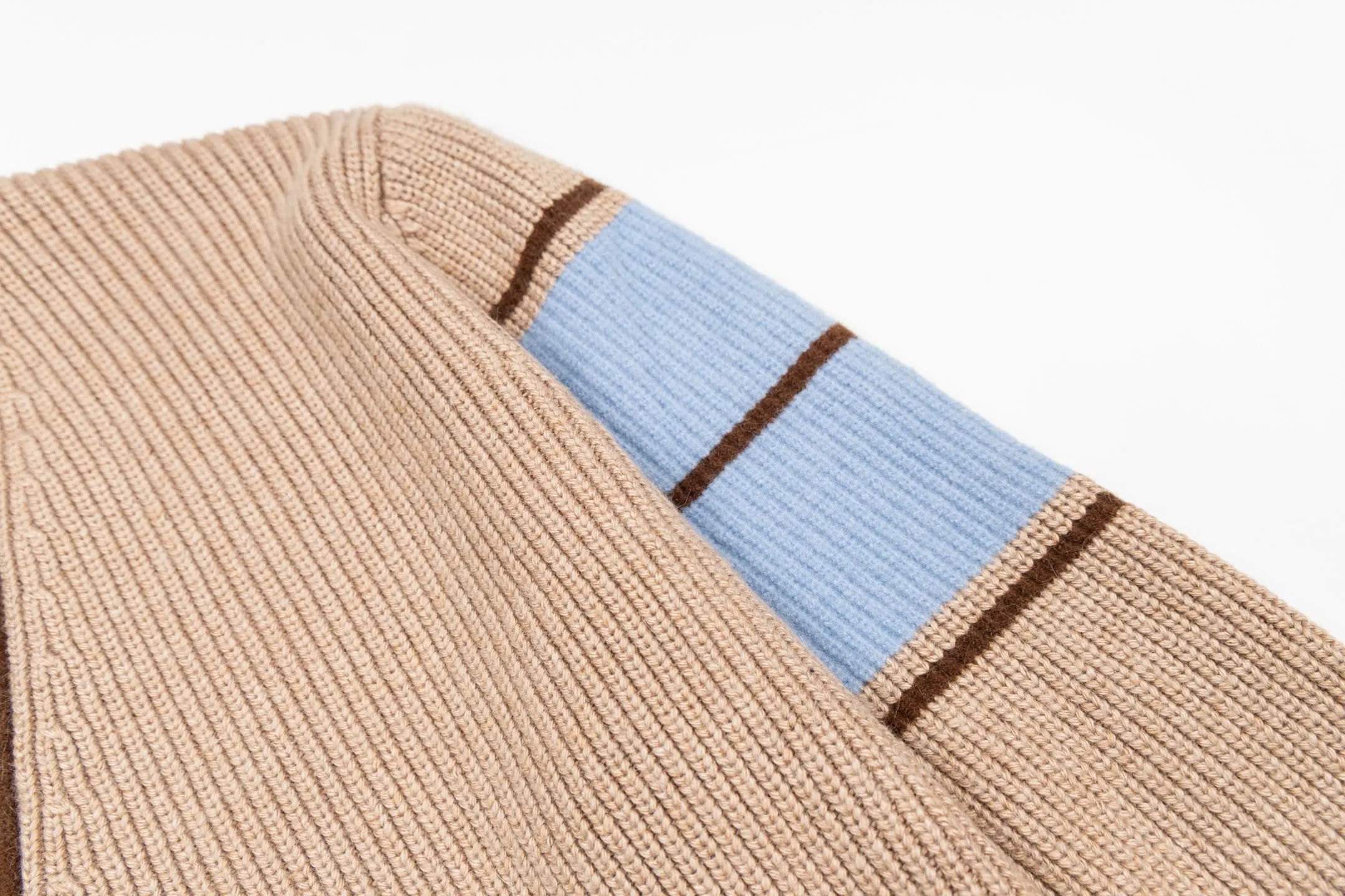 🅿️620 [Exclusive supply] Ami Love Towel Embroidered Contrast Color V-neck Knitted Cardigan (Camel) The original version was purchased for 2,966 and developed. The fabric is made of alpaca wool to maintain a stable shape. The stitching is even and firm, and the details are meticulously handled, reflecting the brand's strict control over quality. The overall design is simple and elegant, suitable for various occasions. Whether it is business or leisure, it can show an elegant and decent style. The overall wiring is straight and delicate, the fabric is comfortable and soft, and the color is consistent without color difference. It can be matched with the same style to create a fashionable look, and can be used in various occasions. Customized accessories, complete with three standards, the same style for men and women. Size:S-M-L-XL