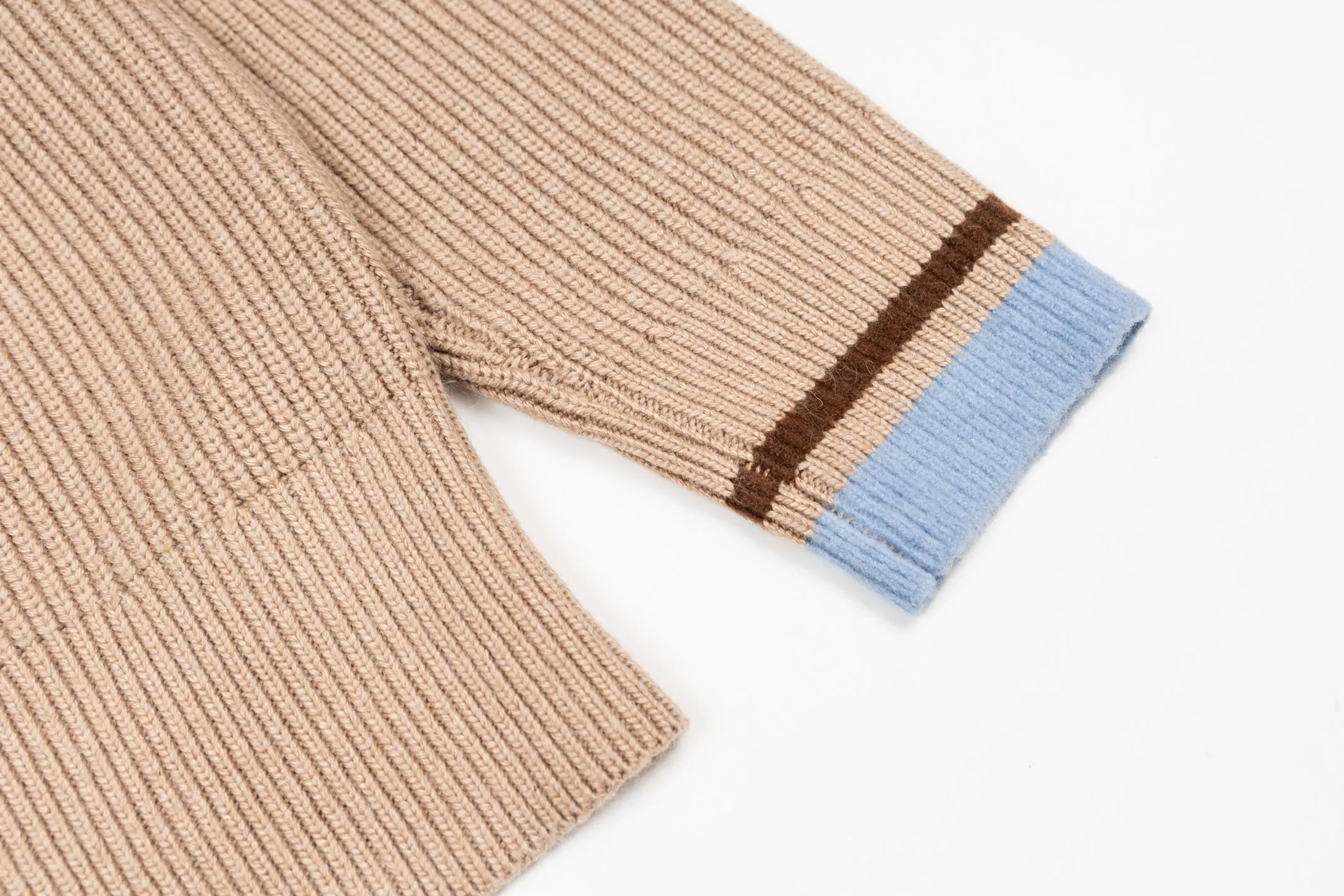 🅿️620 [Exclusive supply] Ami Love Towel Embroidered Contrast Color V-neck Knitted Cardigan (Camel) The original version was purchased for 2,966 and developed. The fabric is made of alpaca wool to maintain a stable shape. The stitching is even and firm, and the details are meticulously handled, reflecting the brand's strict control over quality. The overall design is simple and elegant, suitable for various occasions. Whether it is business or leisure, it can show an elegant and decent style. The overall wiring is straight and delicate, the fabric is comfortable and soft, and the color is consistent without color difference. It can be matched with the same style to create a fashionable look, and can be used in various occasions. Customized accessories, complete with three standards, the same style for men and women. Size:S-M-L-XL