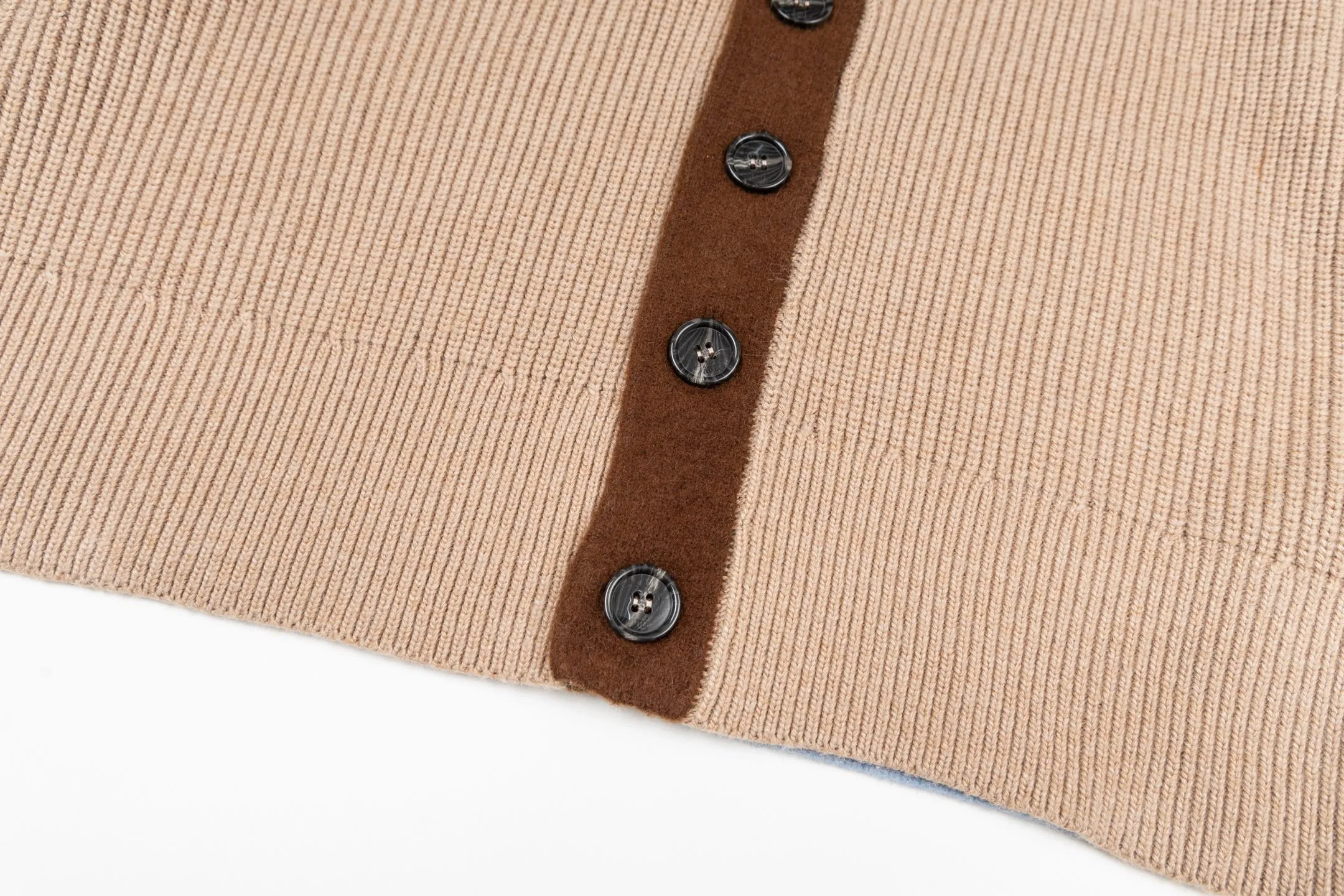 🅿️620 [Exclusive supply] Ami Love Towel Embroidered Contrast Color V-neck Knitted Cardigan (Camel) The original version was purchased for 2,966 and developed. The fabric is made of alpaca wool to maintain a stable shape. The stitching is even and firm, and the details are meticulously handled, reflecting the brand's strict control over quality. The overall design is simple and elegant, suitable for various occasions. Whether it is business or leisure, it can show an elegant and decent style. The overall wiring is straight and delicate, the fabric is comfortable and soft, and the color is consistent without color difference. It can be matched with the same style to create a fashionable look, and can be used in various occasions. Customized accessories, complete with three standards, the same style for men and women. Size:S-M-L-XL