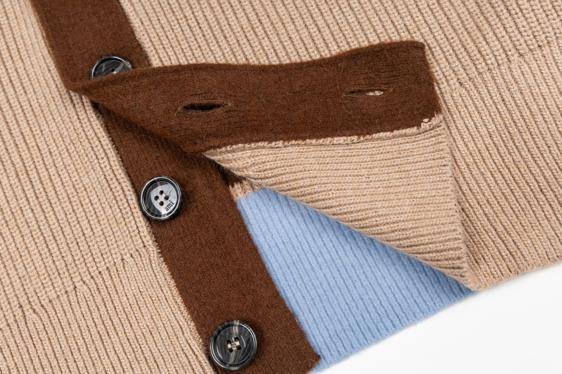 🅿️620 [Exclusive supply] Ami Love Towel Embroidered Contrast Color V-neck Knitted Cardigan (Camel) The original version was purchased for 2,966 and developed. The fabric is made of alpaca wool to maintain a stable shape. The stitching is even and firm, and the details are meticulously handled, reflecting the brand's strict control over quality. The overall design is simple and elegant, suitable for various occasions. Whether it is business or leisure, it can show an elegant and decent style. The overall wiring is straight and delicate, the fabric is comfortable and soft, and the color is consistent without color difference. It can be matched with the same style to create a fashionable look, and can be used in various occasions. Customized accessories, complete with three standards, the same style for men and women. Size:S-M-L-XL