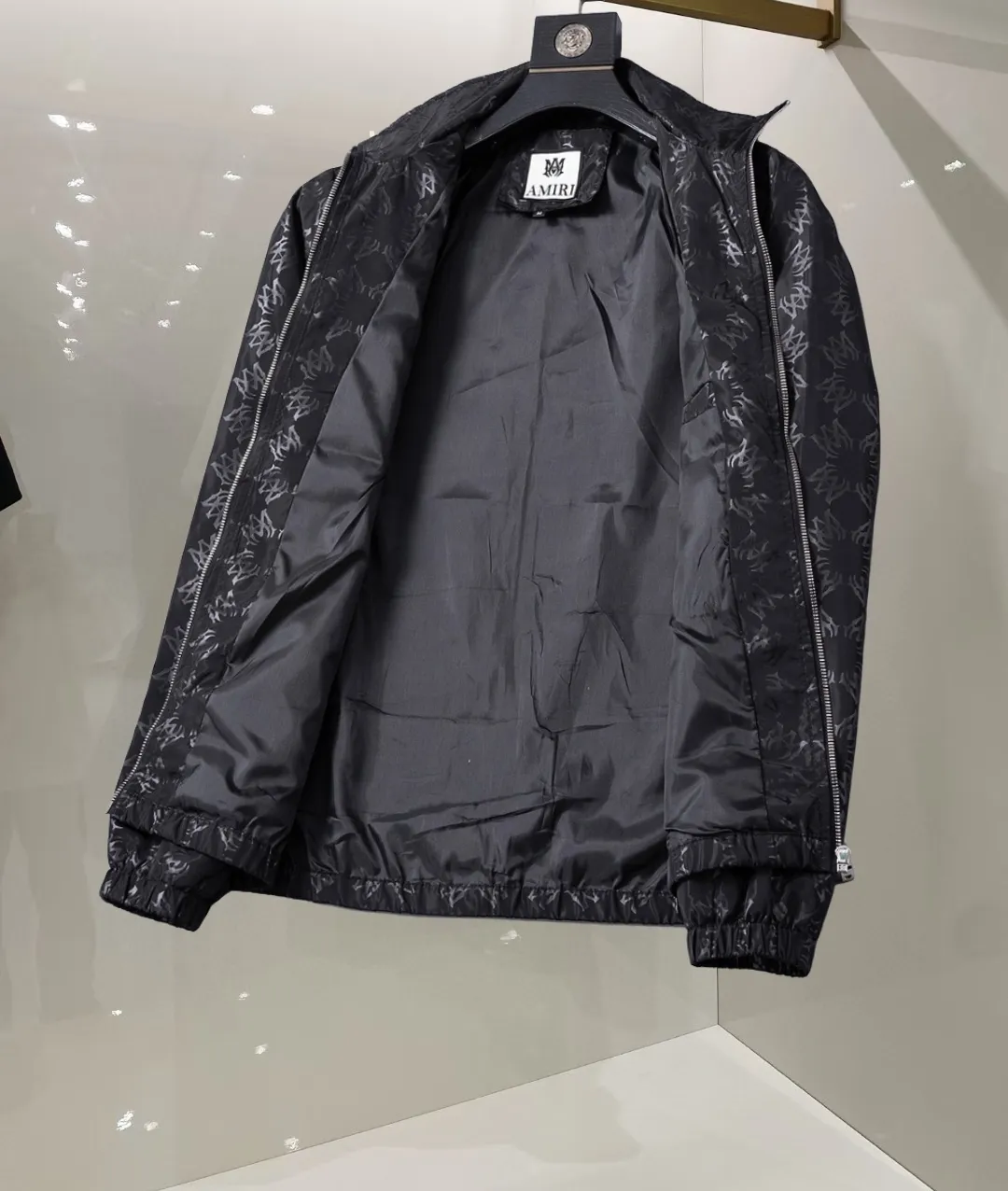P360 🌸🌸🌸 🌸Amiri's latest 25-year-old men's jacket, the color combination has a classic charm without losing youthful vitality, reshaping a new design style, showing a bold and confident brand design concept.  Imported fabrics, sleeves and pockets are paired with exclusive brand designs, reflecting the minimalist pursuit of quality and design. Low-key luxury fully embodies the brand image and status! The brand LOGO icon design is simple and recognizable, with a delicate and comfortable touch, excellent details, exquisite and elegant everywhere, fashionable design, a capable and stylish upper body, and full of aura! The all-over pattern and simple aesthetics are brought to the extreme, and it is a jacket that can be mixed and matched. There is no doubt that it is a must-have product for men. It is extremely practical and the color is easy to match.  Color: Picture color. Sizes: M, L, xL, xxL, xxxL