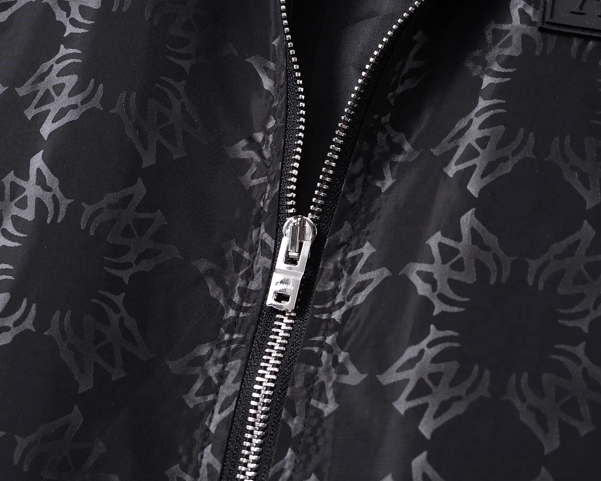 P360 🌸🌸🌸 🌸Amiri's latest 25-year-old men's jacket, the color combination has a classic charm without losing youthful vitality, reshaping a new design style, showing a bold and confident brand design concept.  Imported fabrics, sleeves and pockets are paired with exclusive brand designs, reflecting the minimalist pursuit of quality and design. Low-key luxury fully embodies the brand image and status! The brand LOGO icon design is simple and recognizable, with a delicate and comfortable touch, excellent details, exquisite and elegant everywhere, fashionable design, a capable and stylish upper body, and full of aura! The all-over pattern and simple aesthetics are brought to the extreme, and it is a jacket that can be mixed and matched. There is no doubt that it is a must-have product for men. It is extremely practical and the color is easy to match.  Color: Picture color. Sizes: M, L, xL, xxL, xxxL