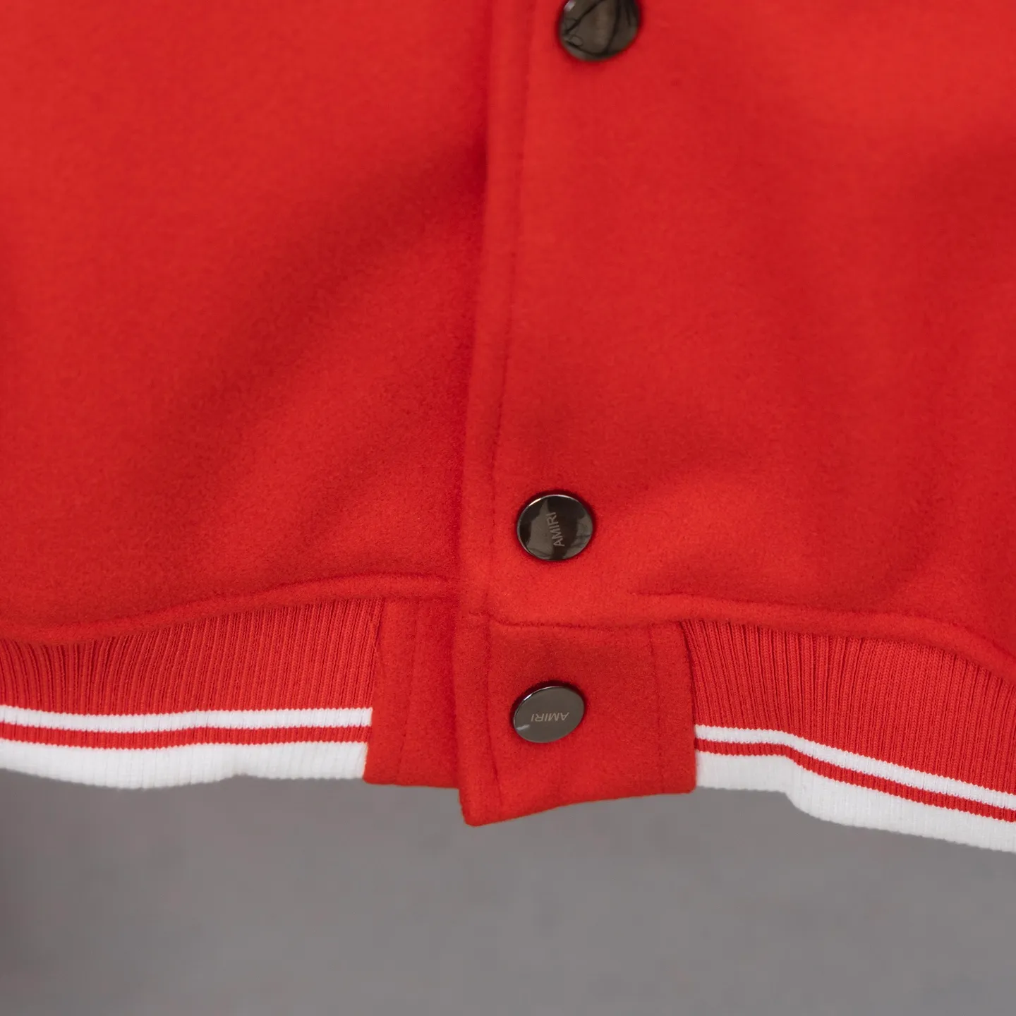 P390 25SS catwalk model has moderate thickness and high-density heavy-duty embroidery. It can be called the hottest item. It really looks better on whoever wears it! The ribs are made of 100% cotton yarn, dyed and woven, and roving yarn is woven on a flat machine. It does not cause pilling. The cotton is skin-friendly and has a full three-dimensional effect! Size: M L XL XXL