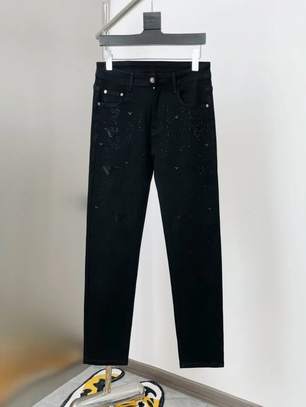 P176 Style No. Cc585 Classic and versatile AMANI jeans with rhinestones. The back pockets are molded and customized with full-print logos, which are very label-like. The high-end leather tags are soul-like, retro, fashionable and modern, perfectly flaunting the brand's identity! High-grade imported denim raw-color fabrics are supplied to customers. Pure 14oz denim fabrics from Okayama, Japan are specially selected. The heavy-duty environmentally friendly plant enzyme washing process makes the fabrics perfectly transformed and sublimated. The texture has a light retro color, which enriches the overall vision! The classic SLIM tailoring version has impeccable upper body effect. It can be matched with any top in the wardrobe. It is suitable for both business and leisure. It is suitable for various daily wear. The upper body is full of style. It is an invincible and versatile product. It is a must-have type for quality control! Color: Premium Black Size: M-XXL Size M L 140-155 Manual measurement, please forgive slight deviation!
