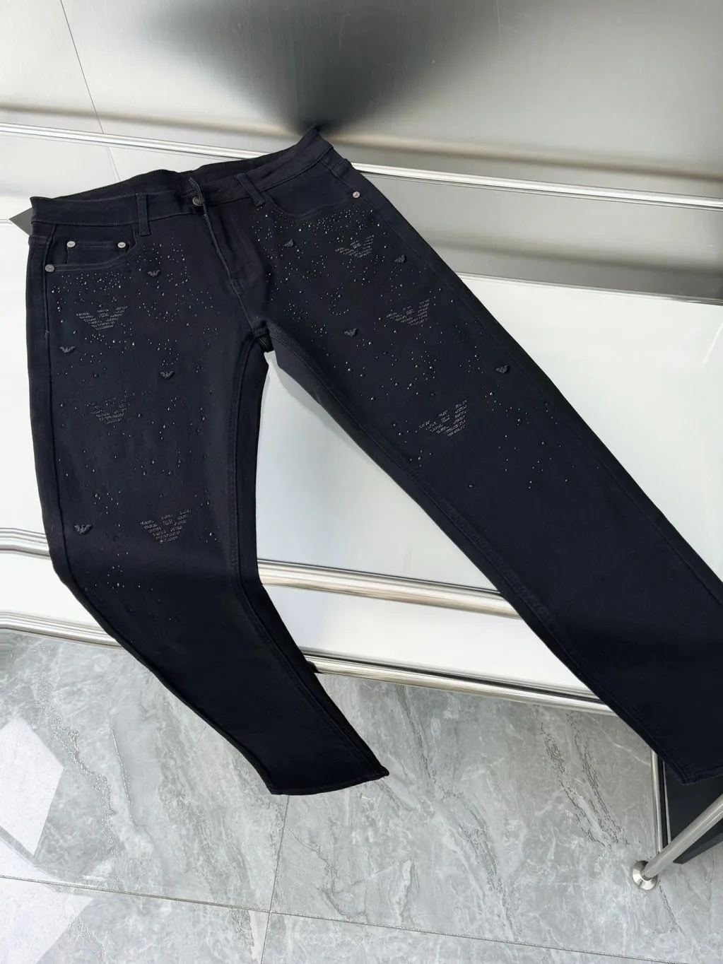 P176 Style No. Cc585 Classic and versatile AMANI jeans with rhinestones. The back pockets are molded and customized with full-print logos, which are very label-like. The high-end leather tags are soul-like, retro, fashionable and modern, perfectly flaunting the brand's identity! High-grade imported denim raw-color fabrics are supplied to customers. Pure 14oz denim fabrics from Okayama, Japan are specially selected. The heavy-duty environmentally friendly plant enzyme washing process makes the fabrics perfectly transformed and sublimated. The texture has a light retro color, which enriches the overall vision! The classic SLIM tailoring version has impeccable upper body effect. It can be matched with any top in the wardrobe. It is suitable for both business and leisure. It is suitable for various daily wear. The upper body is full of style. It is an invincible and versatile product. It is a must-have type for quality control! Color: Premium Black Size: M-XXL Size M L 140-155 Manual measurement, please forgive slight deviation!