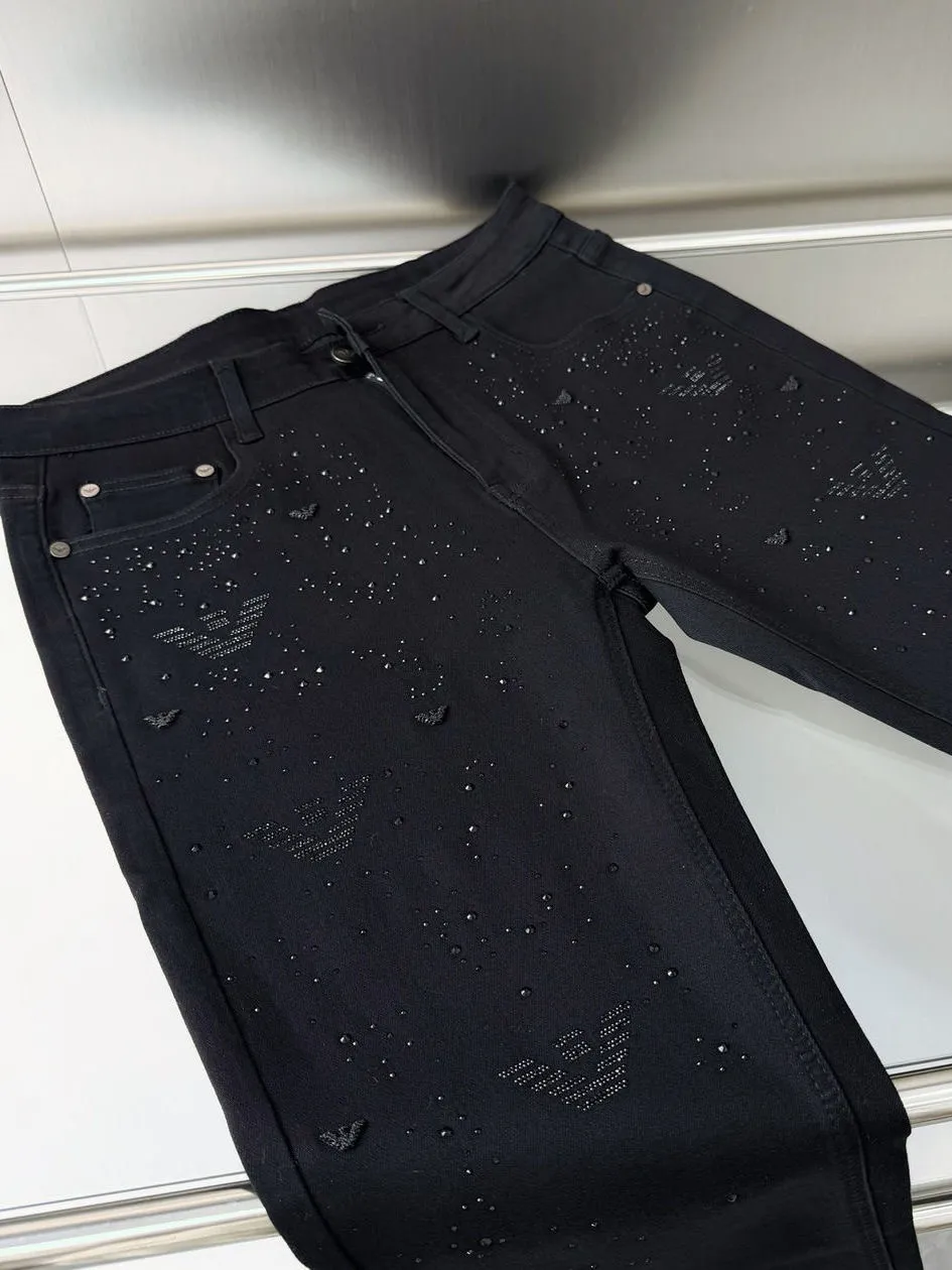 P176 Style No. Cc585 Classic and versatile AMANI jeans with rhinestones. The back pockets are molded and customized with full-print logos, which are very label-like. The high-end leather tags are soul-like, retro, fashionable and modern, perfectly flaunting the brand's identity! High-grade imported denim raw-color fabrics are supplied to customers. Pure 14oz denim fabrics from Okayama, Japan are specially selected. The heavy-duty environmentally friendly plant enzyme washing process makes the fabrics perfectly transformed and sublimated. The texture has a light retro color, which enriches the overall vision! The classic SLIM tailoring version has impeccable upper body effect. It can be matched with any top in the wardrobe. It is suitable for both business and leisure. It is suitable for various daily wear. The upper body is full of style. It is an invincible and versatile product. It is a must-have type for quality control! Color: Premium Black Size: M-XXL Size M L 140-155 Manual measurement, please forgive slight deviation!
