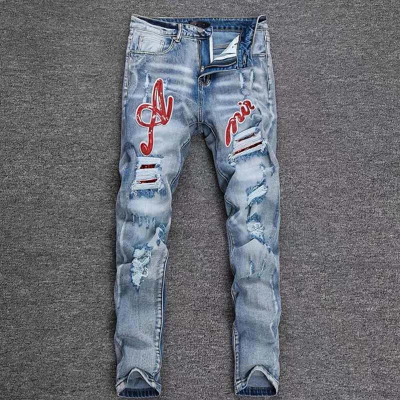 P246 💰 (Top version) AMIRI popular high street jeans slim fit stretch washed knife cut trousers for men. AMIRI amiri is transliterated as Emil, which is the name of the founder. Mike Amiri, the founder of amiri, grew up in Los Angeles, USA. He was influenced by local street culture and Punk Rock since childhood, so he founded the amiri brand named after himself. A variety of trendy clothing meets the needs of different fashion players. Amiri clothing has novel and unique styles and is a well-known street brand in the United States. The styles and styles of many clothes are loved by many street photographers. The various clothing styles meet the dressing needs of different people, show their unique temperament, and show the trend of dressing. amiri's jeans are relatively famous. Not only do they have many styles, but the quality of the jeans is also very good. Many celebrities have also worn amiri brand jeans. Color: Picture color Size: 28, 30, 32, 34, 36 28 30 32 34 36 Waist 71 76 81 86 91 Qianlang 26.5 27.5 28.5 29.5 30.5 Hou Lang 37 38 39 40 41 Foot 14 14.8 15.6 16.4 17.2 Foreign Minister 100 102 104 106 107