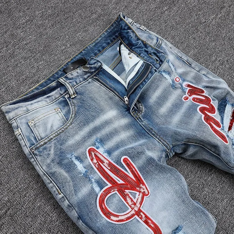 P246 💰 (Top version) AMIRI popular high street jeans slim fit stretch washed knife cut trousers for men. AMIRI amiri is transliterated as Emil, which is the name of the founder. Mike Amiri, the founder of amiri, grew up in Los Angeles, USA. He was influenced by local street culture and Punk Rock since childhood, so he founded the amiri brand named after himself. A variety of trendy clothing meets the needs of different fashion players. Amiri clothing has novel and unique styles and is a well-known street brand in the United States. The styles and styles of many clothes are loved by many street photographers. The various clothing styles meet the dressing needs of different people, show their unique temperament, and show the trend of dressing. amiri's jeans are relatively famous. Not only do they have many styles, but the quality of the jeans is also very good. Many celebrities have also worn amiri brand jeans. Color: Picture color Size: 28, 30, 32, 34, 36 28 30 32 34 36 Waist 71 76 81 86 91 Qianlang 26.5 27.5 28.5 29.5 30.5 Hou Lang 37 38 39 40 41 Foot 14 14.8 15.6 16.4 17.2 Foreign Minister 100 102 104 106 107