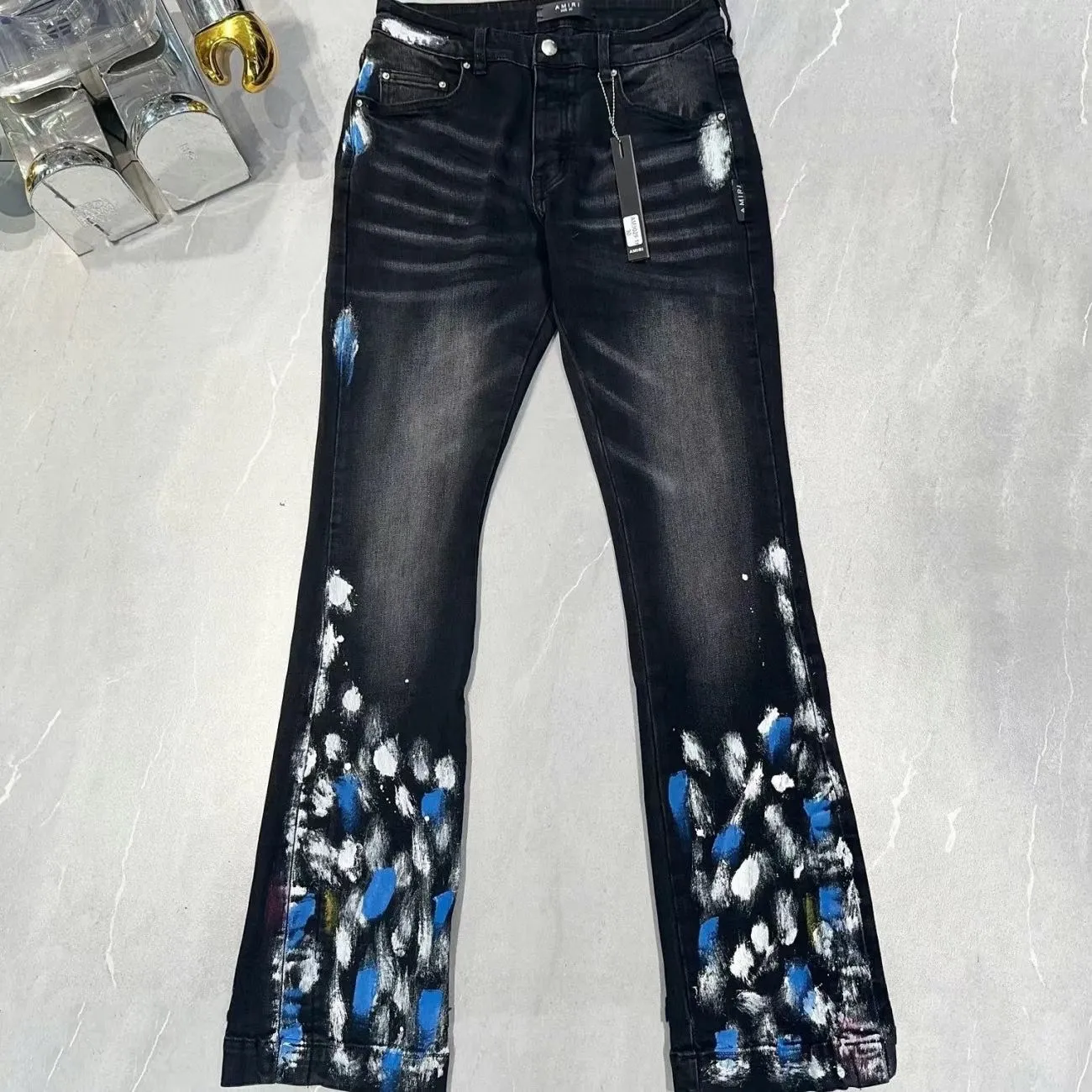 P180 Top replica AMIRI splash-ink jeans trousers AMIRI high street basic ripped tight stretch jeans trousers Amiriamiri is transliterated as Emil, which is the name of the founder. Mike Amiri, the founder of amiri, grew up in Los Angeles, USA. He was influenced by the local street culture Rock since he was a child, so he founded the amiri brand named after himself. A variety of trendy clothing meets the needs of different fashion players. Amiri clothing has novel and unique styles and is a well-known street brand in the United States. Many of its styles and styles are loved by many street photographers. Various clothing styles meet the needs of different people, show their unique temperament, and show the trend of dressing. amiri's jeans are relatively famous. Not only do they have many styles, but the quality of the jeans is also very good. Many celebrities have also worn amiri brand jeans.  The jeans of the amiri brand break through the production process and cutting of the original jeans. The fabrics are relatively soft and comfortable, and are not as hard as some jeans, which can irritate the skin and cause the skin to bleed when worn. Los Angeles trendy brand Amiri's jeans are made with great detail from tailoring to texture, adding wrinkles, bullet holes, damage and other details to add to the trendiness of the jeans. You can choose the style that suits you according to your own needs. Only when you wear a suitable style can you have a certain sense of fashion.  In recent years, high street has become a word that appears more and more frequently in men's clothing. High street style has also become an important direction for everyone's matching. High street related items are basically inseparable from oversize or off-shoulder tops. The lower body is matched with trackpants or tight-fitting denim. In my opinion, the most representative one is perhaps annihilation. Color; picture color Size: m l xl xxl