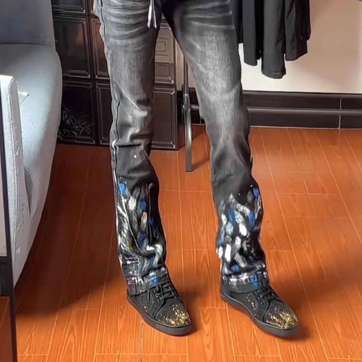 P180 Top replica AMIRI splash-ink jeans trousers AMIRI high street basic ripped tight stretch jeans trousers Amiriamiri is transliterated as Emil, which is the name of the founder. Mike Amiri, the founder of amiri, grew up in Los Angeles, USA. He was influenced by the local street culture Rock since he was a child, so he founded the amiri brand named after himself. A variety of trendy clothing meets the needs of different fashion players. Amiri clothing has novel and unique styles and is a well-known street brand in the United States. Many of its styles and styles are loved by many street photographers. Various clothing styles meet the needs of different people, show their unique temperament, and show the trend of dressing. amiri's jeans are relatively famous. Not only do they have many styles, but the quality of the jeans is also very good. Many celebrities have also worn amiri brand jeans.  The jeans of the amiri brand break through the production process and cutting of the original jeans. The fabrics are relatively soft and comfortable, and are not as hard as some jeans, which can irritate the skin and cause the skin to bleed when worn. Los Angeles trendy brand Amiri's jeans are made with great detail from tailoring to texture, adding wrinkles, bullet holes, damage and other details to add to the trendiness of the jeans. You can choose the style that suits you according to your own needs. Only when you wear a suitable style can you have a certain sense of fashion.  In recent years, high street has become a word that appears more and more frequently in men's clothing. High street style has also become an important direction for everyone's matching. High street related items are basically inseparable from oversize or off-shoulder tops. The lower body is matched with trackpants or tight-fitting denim. In my opinion, the most representative one is perhaps annihilation. Color; picture color Size: m l xl xxl