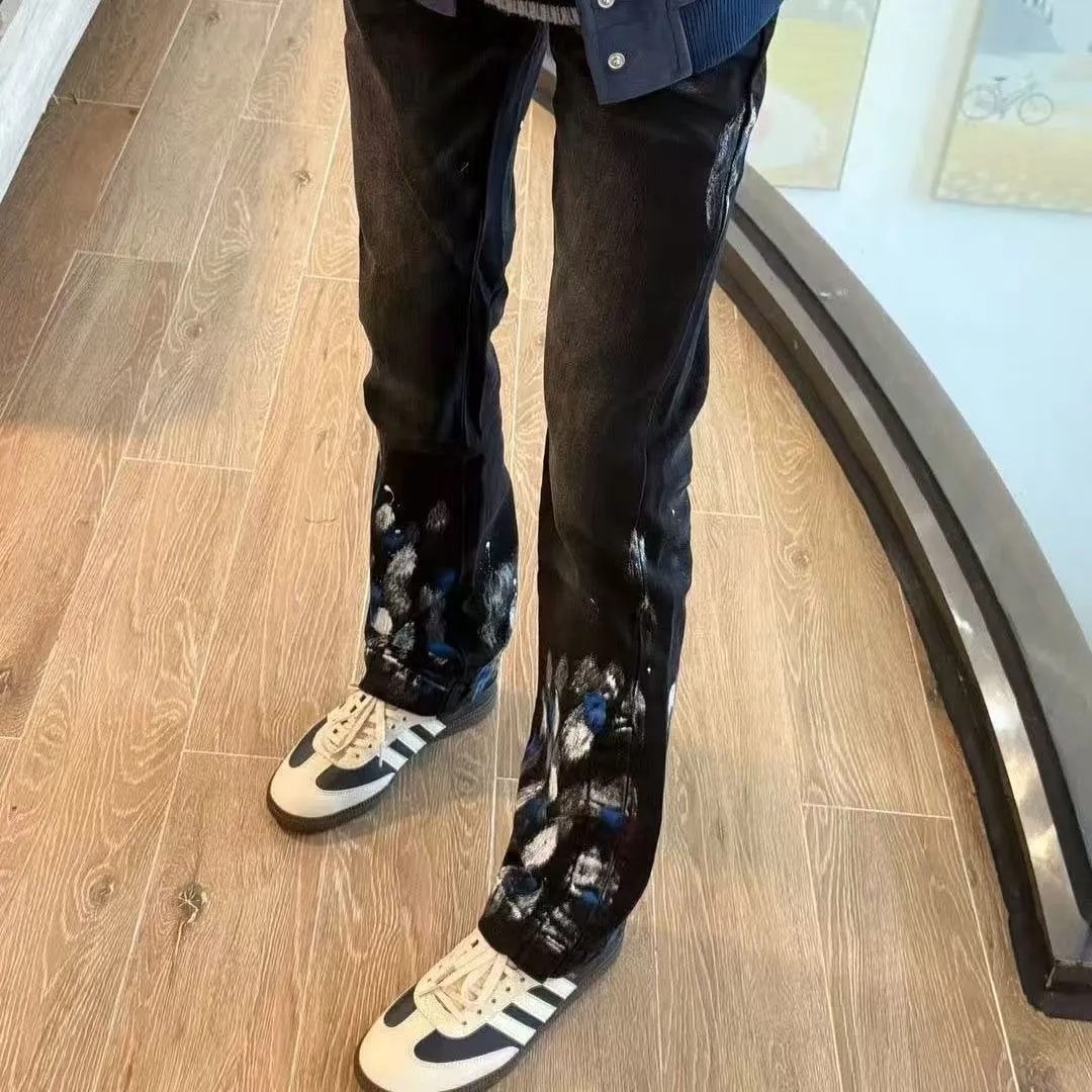P180 Top replica AMIRI splash-ink jeans trousers AMIRI high street basic ripped tight stretch jeans trousers Amiriamiri is transliterated as Emil, which is the name of the founder. Mike Amiri, the founder of amiri, grew up in Los Angeles, USA. He was influenced by the local street culture Rock since he was a child, so he founded the amiri brand named after himself. A variety of trendy clothing meets the needs of different fashion players. Amiri clothing has novel and unique styles and is a well-known street brand in the United States. Many of its styles and styles are loved by many street photographers. Various clothing styles meet the needs of different people, show their unique temperament, and show the trend of dressing. amiri's jeans are relatively famous. Not only do they have many styles, but the quality of the jeans is also very good. Many celebrities have also worn amiri brand jeans.  The jeans of the amiri brand break through the production process and cutting of the original jeans. The fabrics are relatively soft and comfortable, and are not as hard as some jeans, which can irritate the skin and cause the skin to bleed when worn. Los Angeles trendy brand Amiri's jeans are made with great detail from tailoring to texture, adding wrinkles, bullet holes, damage and other details to add to the trendiness of the jeans. You can choose the style that suits you according to your own needs. Only when you wear a suitable style can you have a certain sense of fashion.  In recent years, high street has become a word that appears more and more frequently in men's clothing. High street style has also become an important direction for everyone's matching. High street related items are basically inseparable from oversize or off-shoulder tops. The lower body is matched with trackpants or tight-fitting denim. In my opinion, the most representative one is perhaps annihilation. Color; picture color Size: m l xl xxl