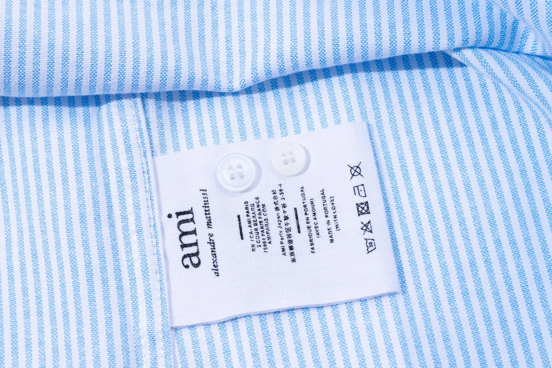 2230# AMI Paris 2025 early autumn new product ADC box type, chest pocket, classic invisible three-dimensional convex ironing small heart, casual cotton striped long-sleeved Oxford shirt, customized 180g pure cotton fabric, short loose version, same style for men and women. Color: gray and white, blue and white, code number: S-XL