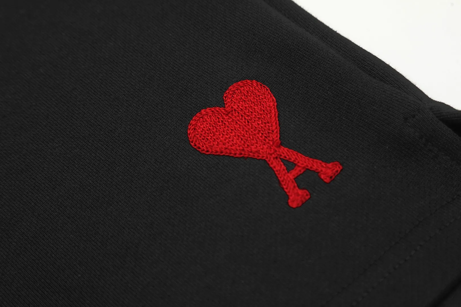 AMI/Amy Macaron Embroidered Heart Classic Shorts Put aside all the messy words and let’s go directly to the product parameters: ✅380g customized rough-feel fabric ✅Correct workmanship Every detail is 100% restored to the official website ✅Threads are made of 500g high-gram heavyweight pure cotton threads Custom-woven and dyed in the same color in the same vat No color difference with the fabric Machine washable and not easy to deform ✅No comparison and no damage Differentiating the market currency Correct workmanship details High-quality pure cotton fabric ✅The webbing is made of custom-dyed high-density and high-thickness webbing. Comparing with the official website. ✅The only correct embroidery of the same material on the market. Differentiating the fakes on the market at a glance. ✅The version follows the official website. It is loose and slim and can wear 210 pounds. There is no pressure for global shopping. Size: S-XL. Color (6 colors): Black, White, Gray, Navy Khaki, Rose Pink.