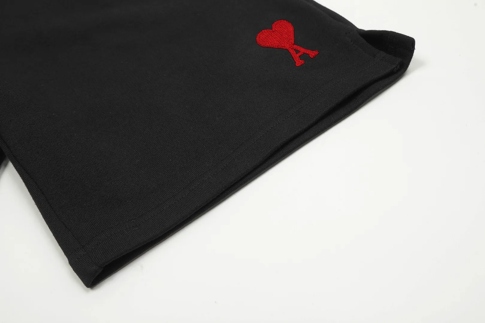 AMI/Amy Macaron Embroidered Heart Classic Shorts Put aside all the messy words and let’s go directly to the product parameters: ✅380g customized rough-feel fabric ✅Correct workmanship Every detail is 100% restored to the official website ✅Threads are made of 500g high-gram heavyweight pure cotton threads Custom-woven and dyed in the same color in the same vat No color difference with the fabric Machine washable and not easy to deform ✅No comparison and no damage Differentiating the market currency Correct workmanship details High-quality pure cotton fabric ✅The webbing is made of custom-dyed high-density and high-thickness webbing. Comparing with the official website. ✅The only correct embroidery of the same material on the market. Differentiating the fakes on the market at a glance. ✅The version follows the official website. It is loose and slim and can wear 210 pounds. There is no pressure for global shopping. Size: S-XL. Color (6 colors): Black, White, Gray, Navy Khaki, Rose Pink.
