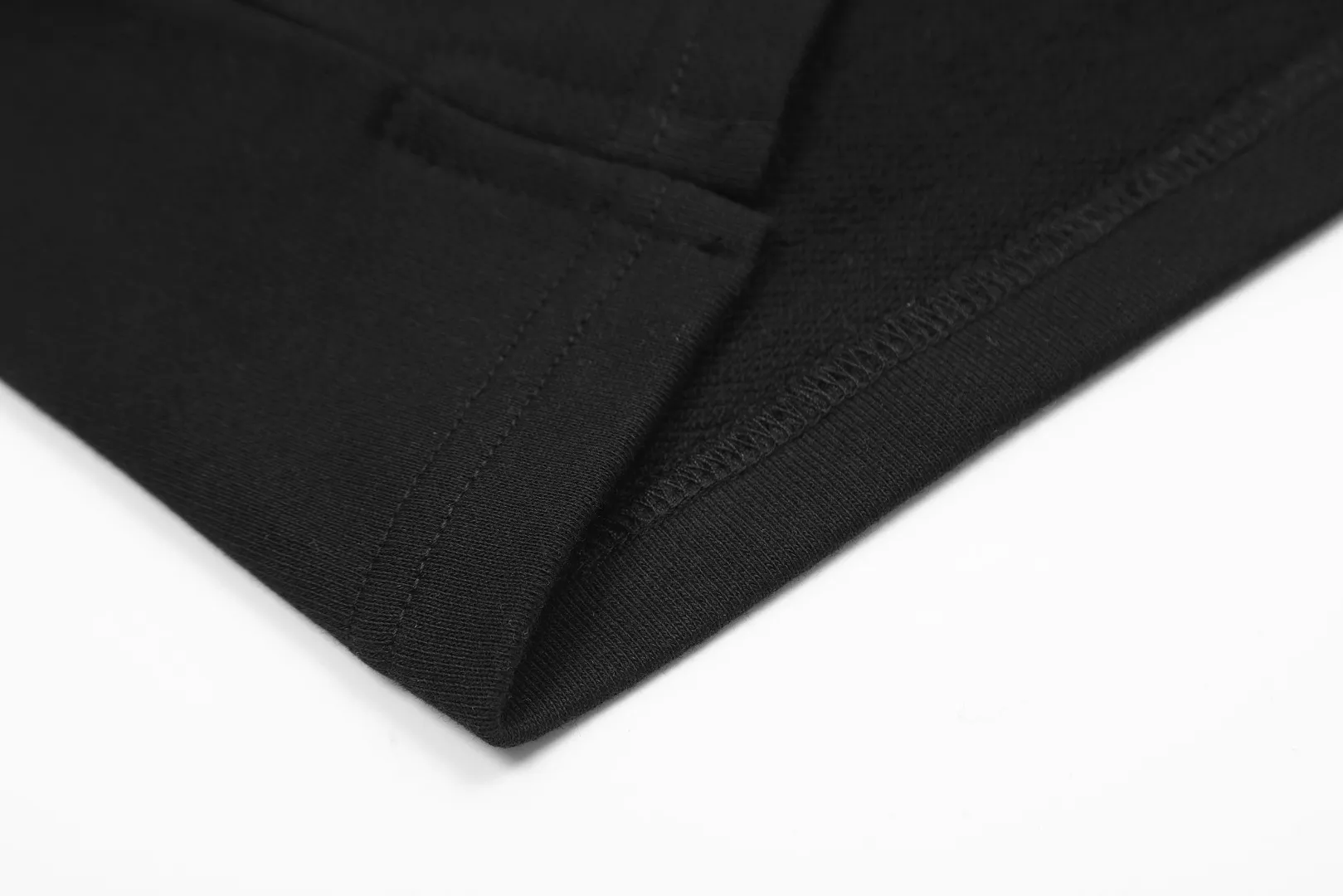 AMI/Amy Macaron Embroidered Heart Classic Shorts Put aside all the messy words and let’s go directly to the product parameters: ✅380g customized rough-feel fabric ✅Correct workmanship Every detail is 100% restored to the official website ✅Threads are made of 500g high-gram heavyweight pure cotton threads Custom-woven and dyed in the same color in the same vat No color difference with the fabric Machine washable and not easy to deform ✅No comparison and no damage Differentiating the market currency Correct workmanship details High-quality pure cotton fabric ✅The webbing is made of custom-dyed high-density and high-thickness webbing. Comparing with the official website. ✅The only correct embroidery of the same material on the market. Differentiating the fakes on the market at a glance. ✅The version follows the official website. It is loose and slim and can wear 210 pounds. There is no pressure for global shopping. Size: S-XL. Color (6 colors): Black, White, Gray, Navy Khaki, Rose Pink.