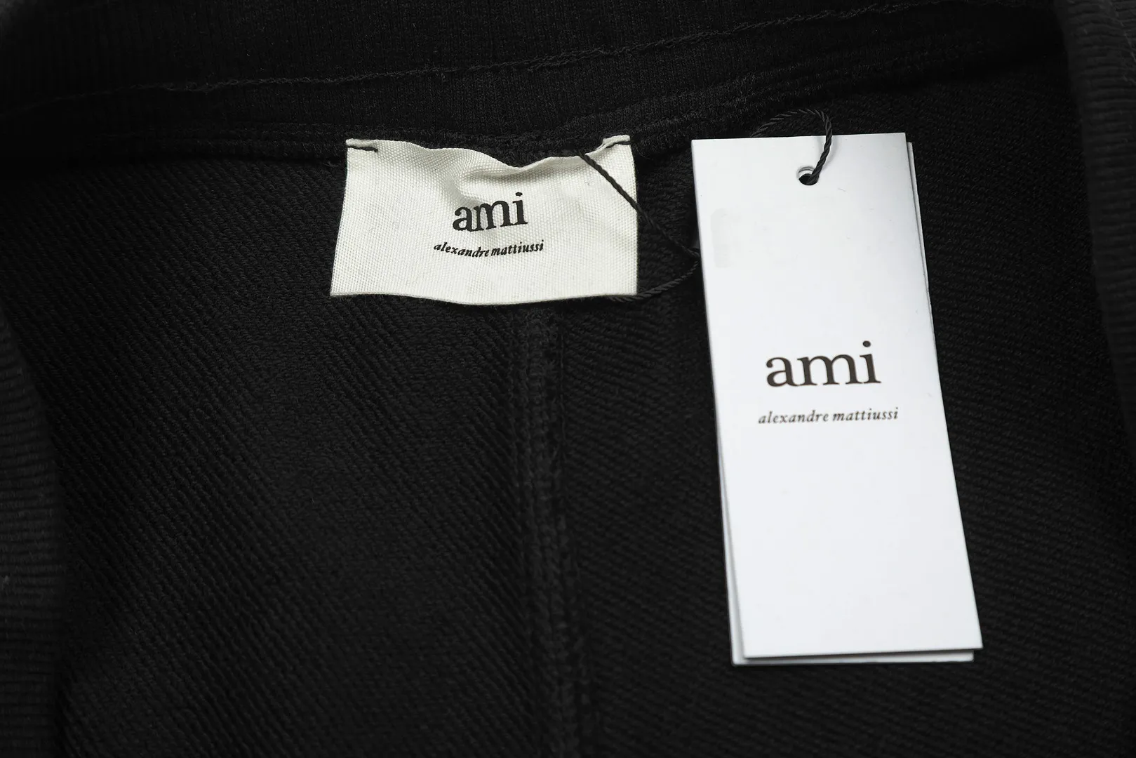 AMI/Amy Macaron Embroidered Heart Classic Shorts Put aside all the messy words and let’s go directly to the product parameters: ✅380g customized rough-feel fabric ✅Correct workmanship Every detail is 100% restored to the official website ✅Threads are made of 500g high-gram heavyweight pure cotton threads Custom-woven and dyed in the same color in the same vat No color difference with the fabric Machine washable and not easy to deform ✅No comparison and no damage Differentiating the market currency Correct workmanship details High-quality pure cotton fabric ✅The webbing is made of custom-dyed high-density and high-thickness webbing. Comparing with the official website. ✅The only correct embroidery of the same material on the market. Differentiating the fakes on the market at a glance. ✅The version follows the official website. It is loose and slim and can wear 210 pounds. There is no pressure for global shopping. Size: S-XL. Color (6 colors): Black, White, Gray, Navy Khaki, Rose Pink.