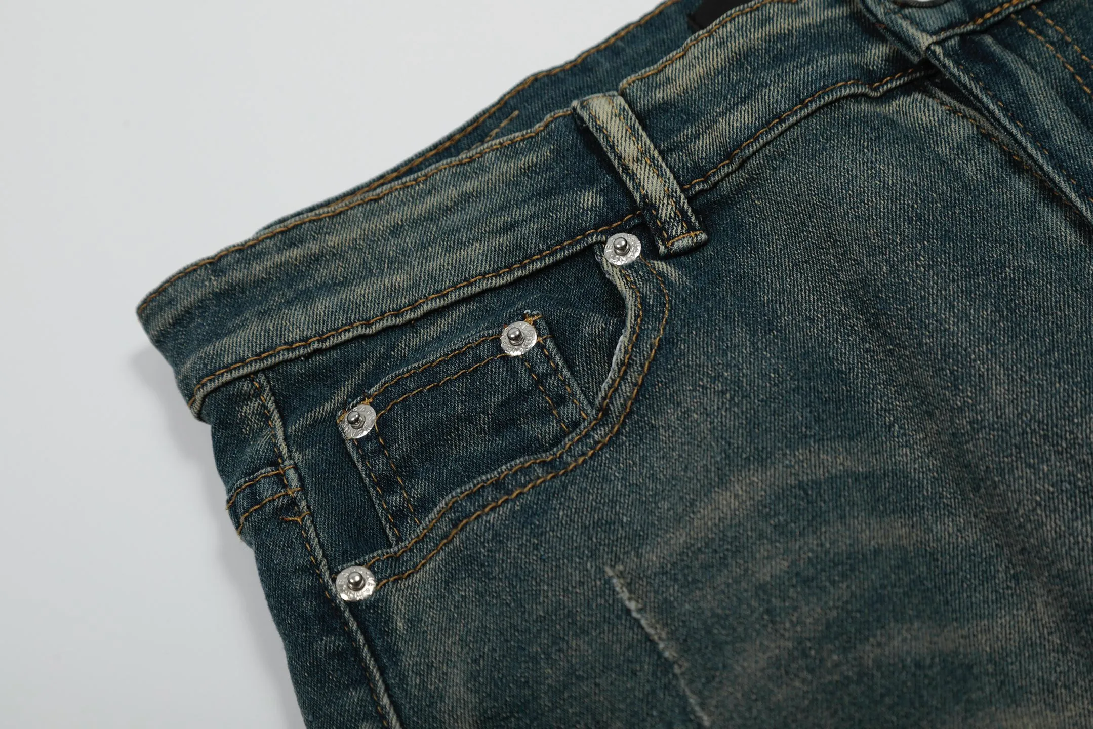 #M49 P168💰 Amiri classic embroidered patched leather distressed lettered jeans. Slim fit jeans. Produced by a major washed factory. Full of high-end feel. Partial destruction of the knees and patchwork design. Already used as a facade design. Leather waist nameplate. The focus of this style is not on the washing, but on the destroyed shape and version. The secret lies in the craftsmanship of the master. The cost of post-processing, grinding, cutting, etc. is far beyond the cost of assembly line products. Color: Picture color Size: 30-32-34-36