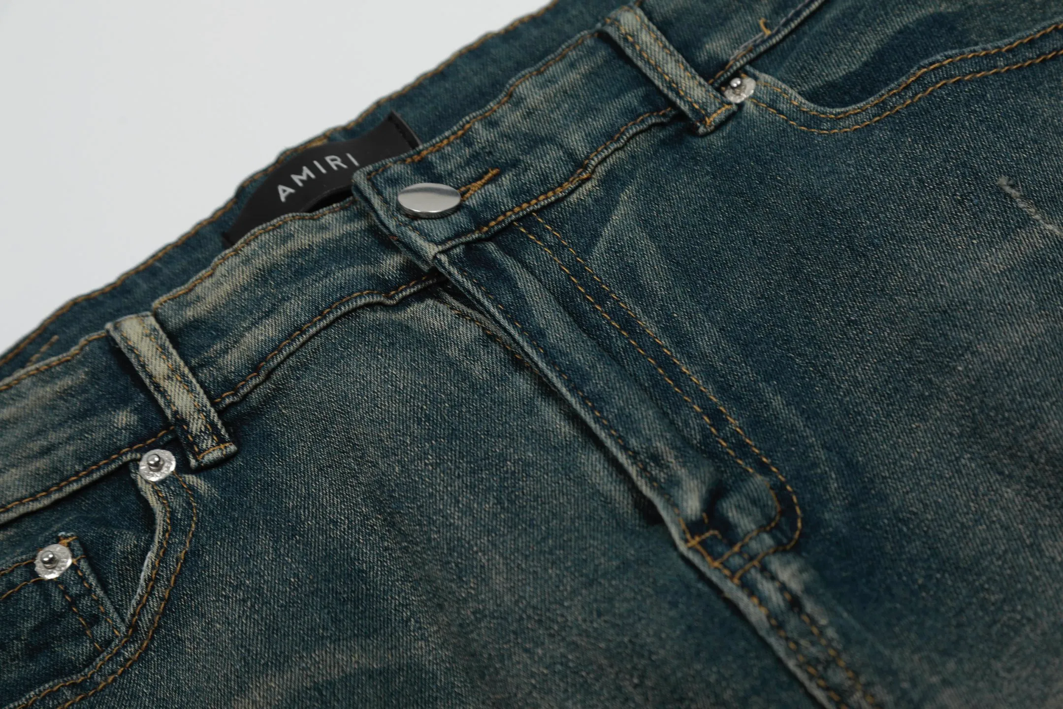 #M49 P168💰 Amiri classic embroidered patched leather distressed lettered jeans. Slim fit jeans. Produced by a major washed factory. Full of high-end feel. Partial destruction of the knees and patchwork design. Already used as a facade design. Leather waist nameplate. The focus of this style is not on the washing, but on the destroyed shape and version. The secret lies in the craftsmanship of the master. The cost of post-processing, grinding, cutting, etc. is far beyond the cost of assembly line products. Color: Picture color Size: 30-32-34-36