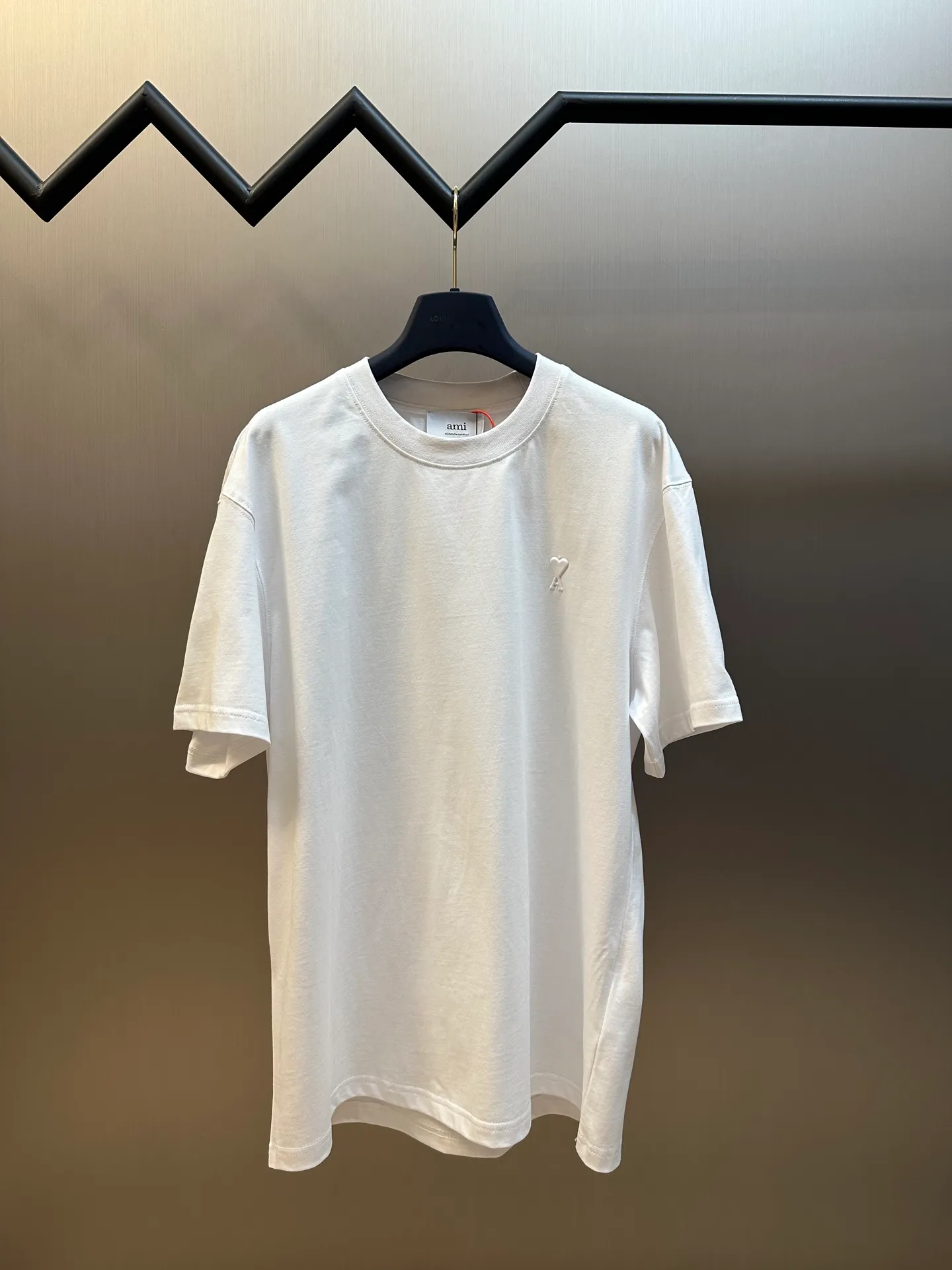 🅿️250 Ami Paris love embossed short-sleeve, custom-made brocade cotton, with a homogeneous three-dimensional love heart on the chest, complementing the AMI embroidery on the back to increase brand recognition. It is the ultimate simplification of color, and it also conveys the love and persistence of life.  High-temperature three-dimensional embossing, through precise control of temperature and pressure, the fiber chains will rearrange to form a three-dimensional concave and convex pattern, showing a unique three-dimensional love effect.  Using imported machine embroidery technology, advanced computer control systems and precision mechanical components are used to realize Ami embroidery operations.  size：s m l xl