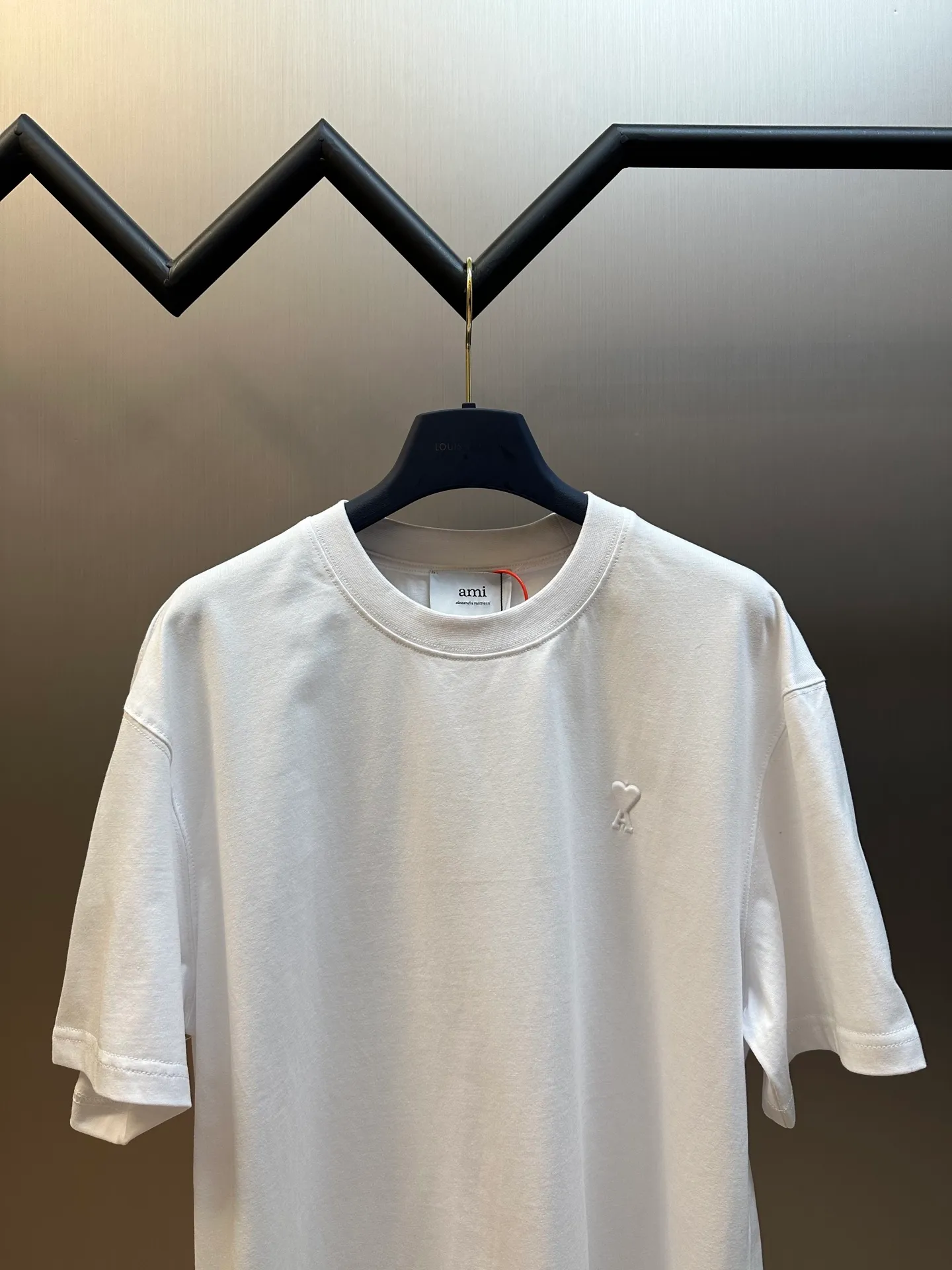 🅿️250 Ami Paris love embossed short-sleeve, custom-made brocade cotton, with a homogeneous three-dimensional love heart on the chest, complementing the AMI embroidery on the back to increase brand recognition. It is the ultimate simplification of color, and it also conveys the love and persistence of life.  High-temperature three-dimensional embossing, through precise control of temperature and pressure, the fiber chains will rearrange to form a three-dimensional concave and convex pattern, showing a unique three-dimensional love effect.  Using imported machine embroidery technology, advanced computer control systems and precision mechanical components are used to realize Ami embroidery operations.  size：s m l xl